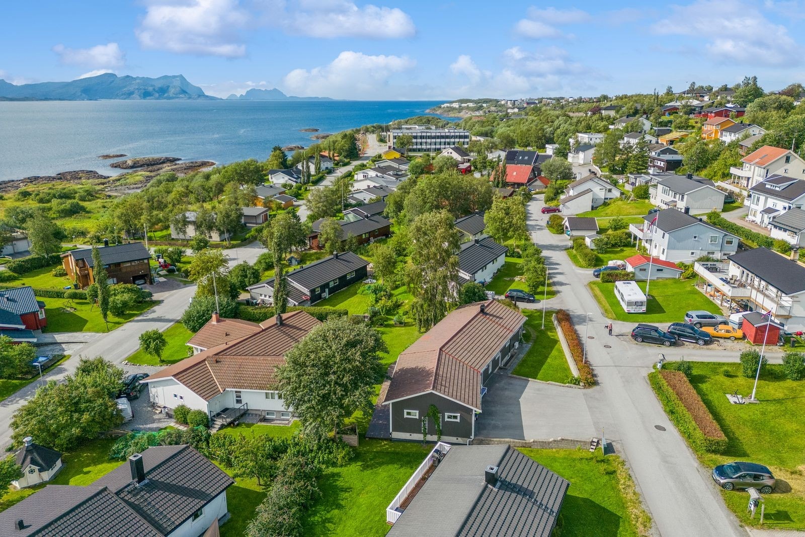 Rolig nabolag og gode solforhold på eiendommen Galleribilde