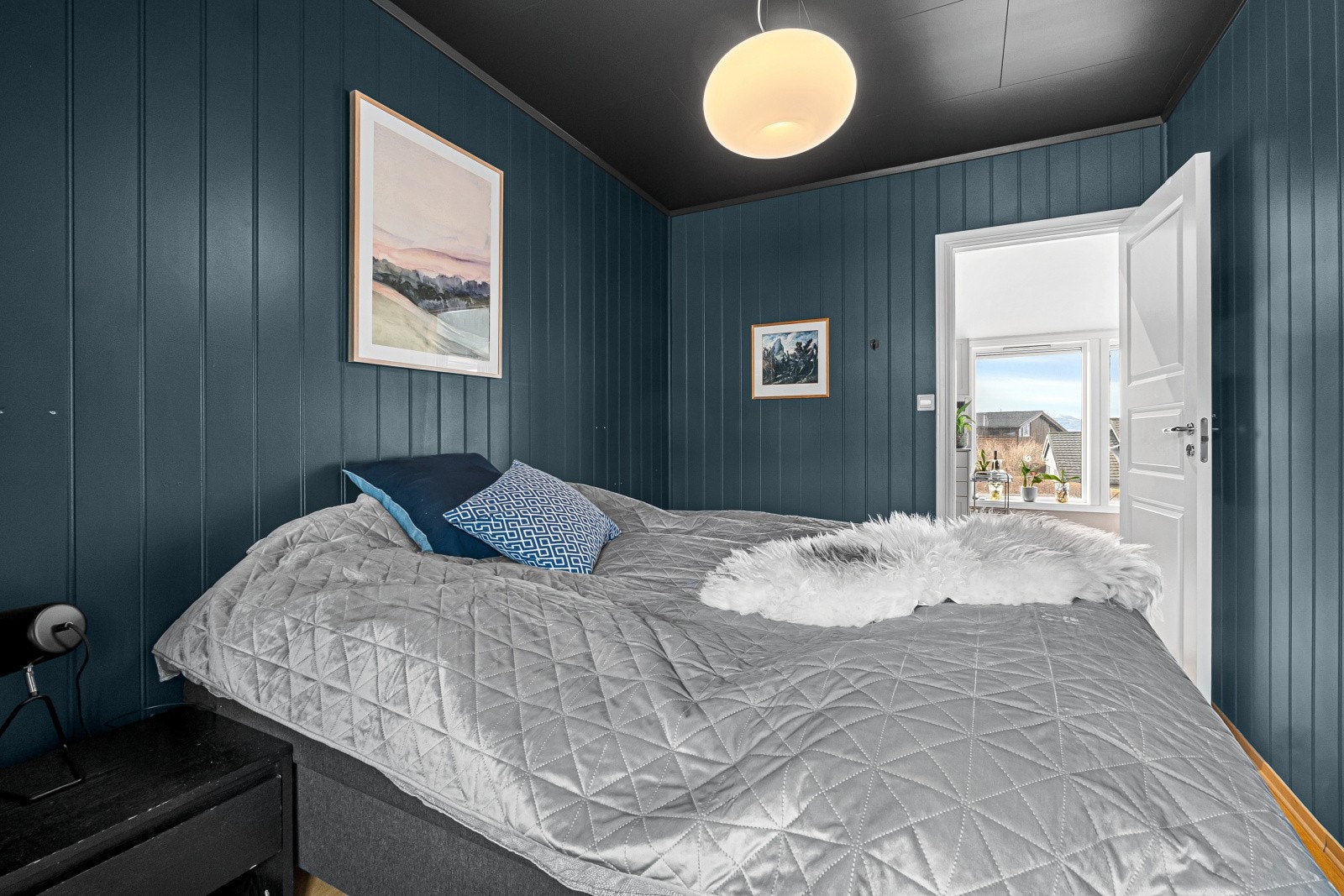 Soverom med malte mdf plater. Tak plater som også er malt. Galleribilde