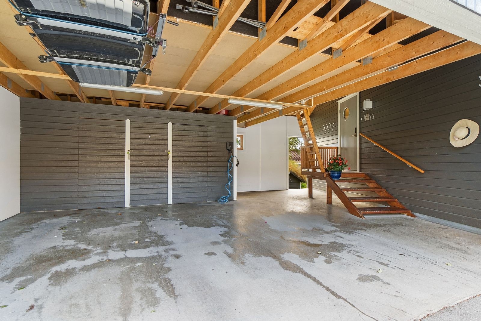 Carport med to tilhørende boder for ekstra lagringsplass. Galleribilde