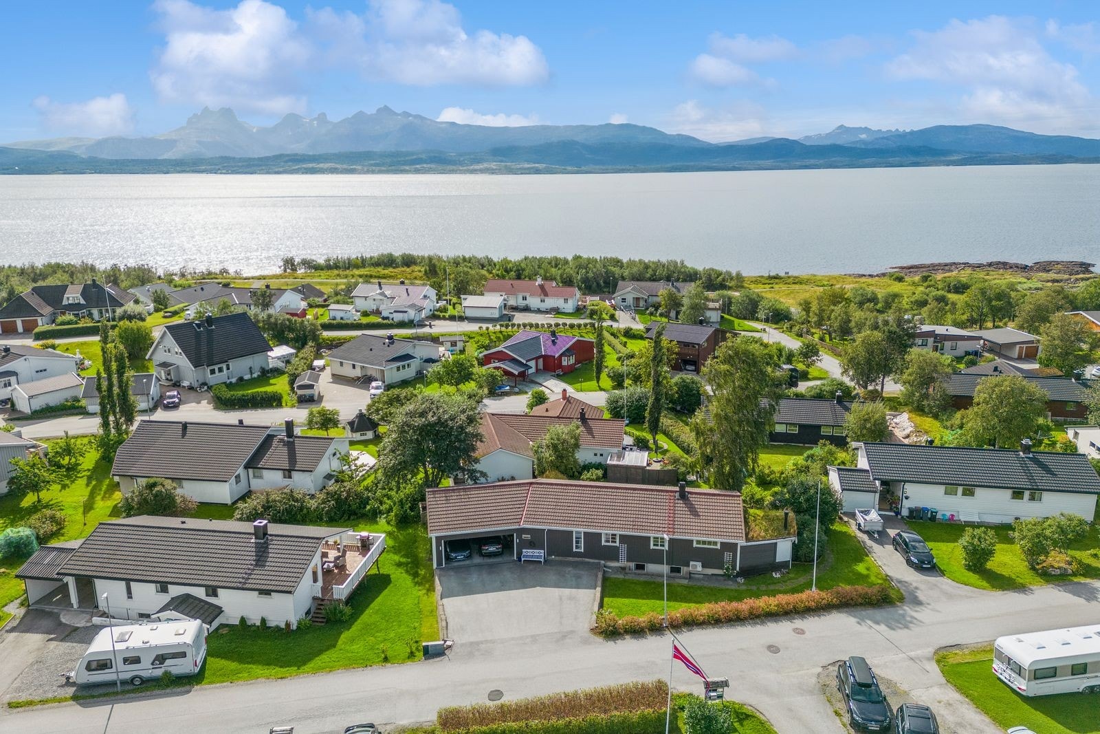 Eiendommen har en attraktiv beliggenhet med nærhet til både marka og sjøen, ideelt for friluftsliv året rundt. Galleribilde