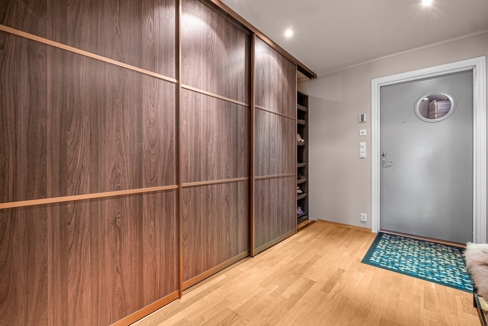 Garderobeløsningen gir en ryddig og organisert velkomst. Galleribilde