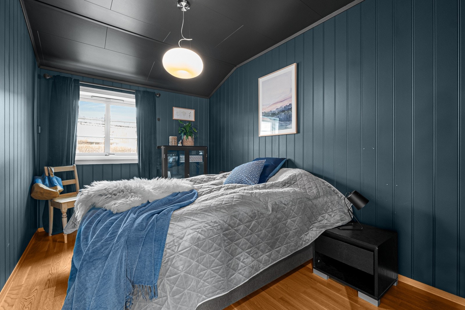 God plass til dobbeltseng og oppbevaring. Galleribilde