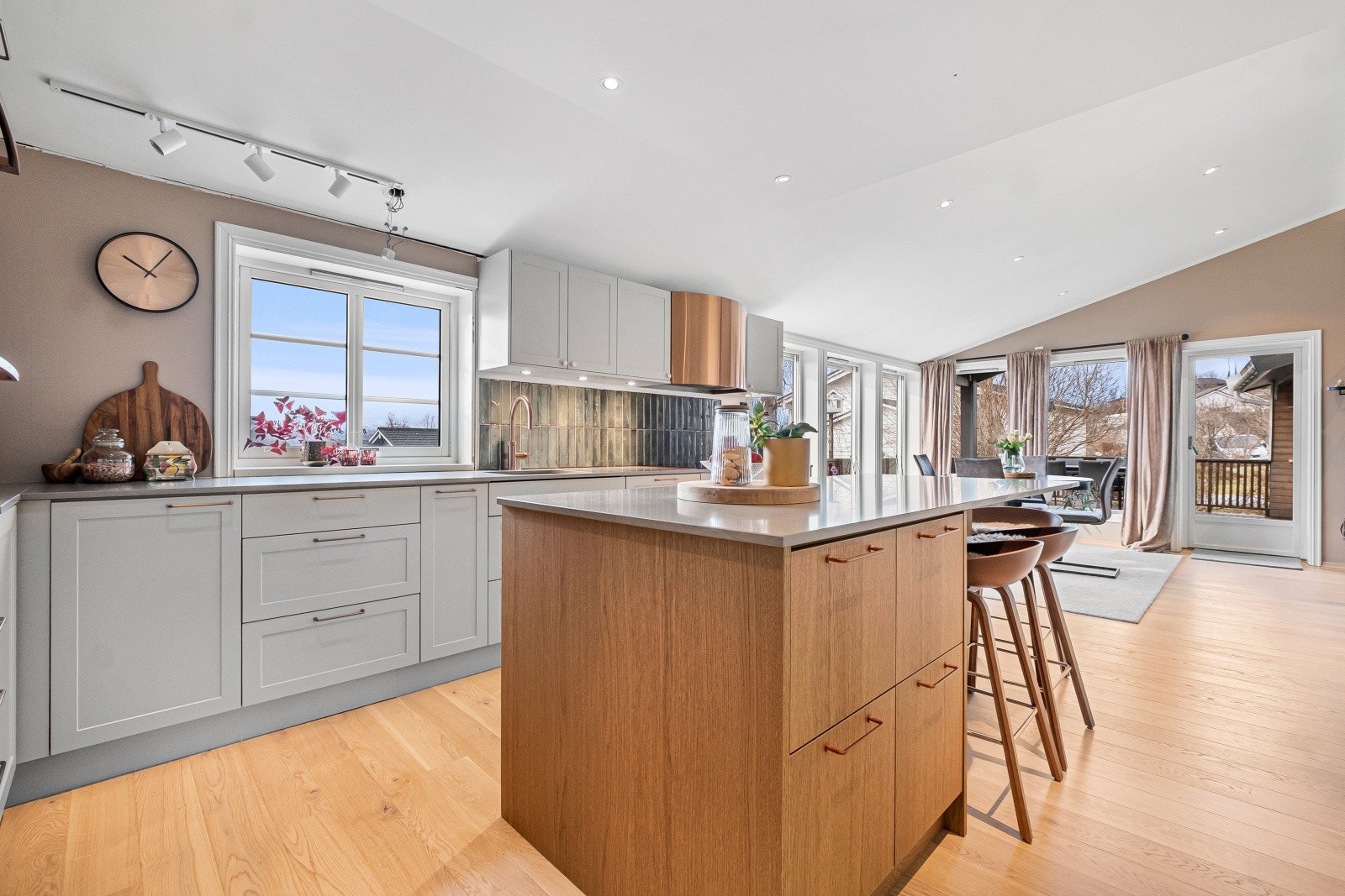 Fra kjøkkenet er det god oversikt over stue, spisestue og uteområdet. Galleribilde