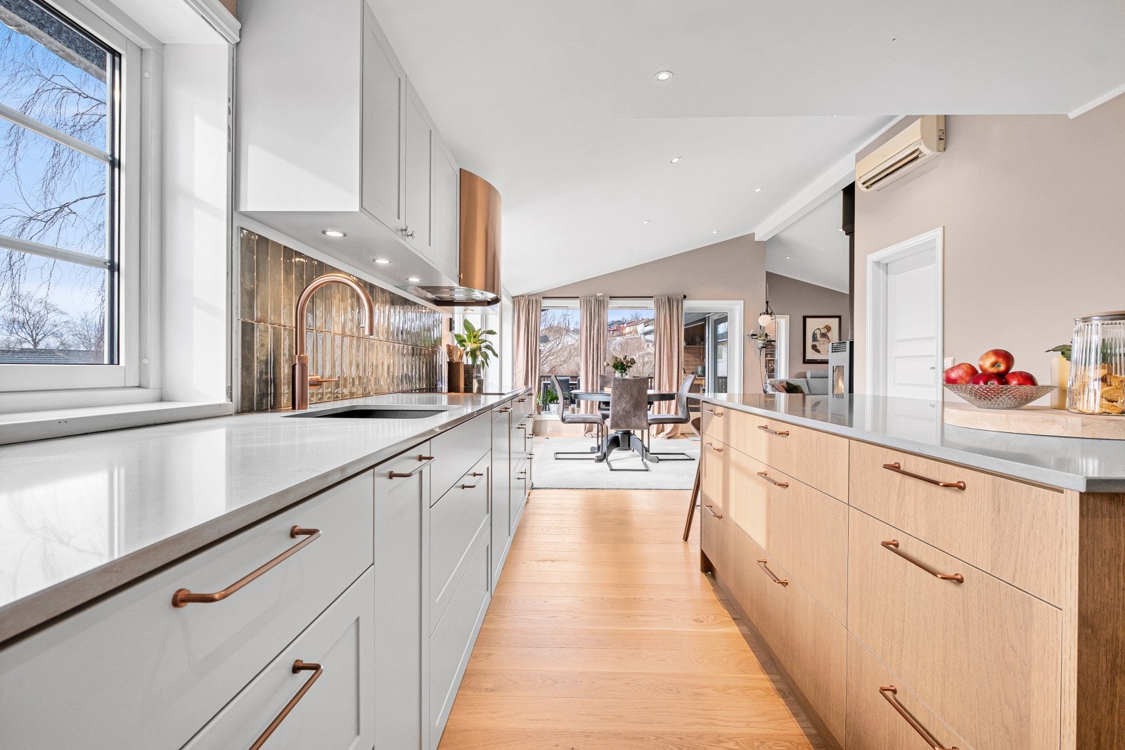 Gjennomtenkte løsninger og materialvalg preger hele kjøkkenet. Galleribilde