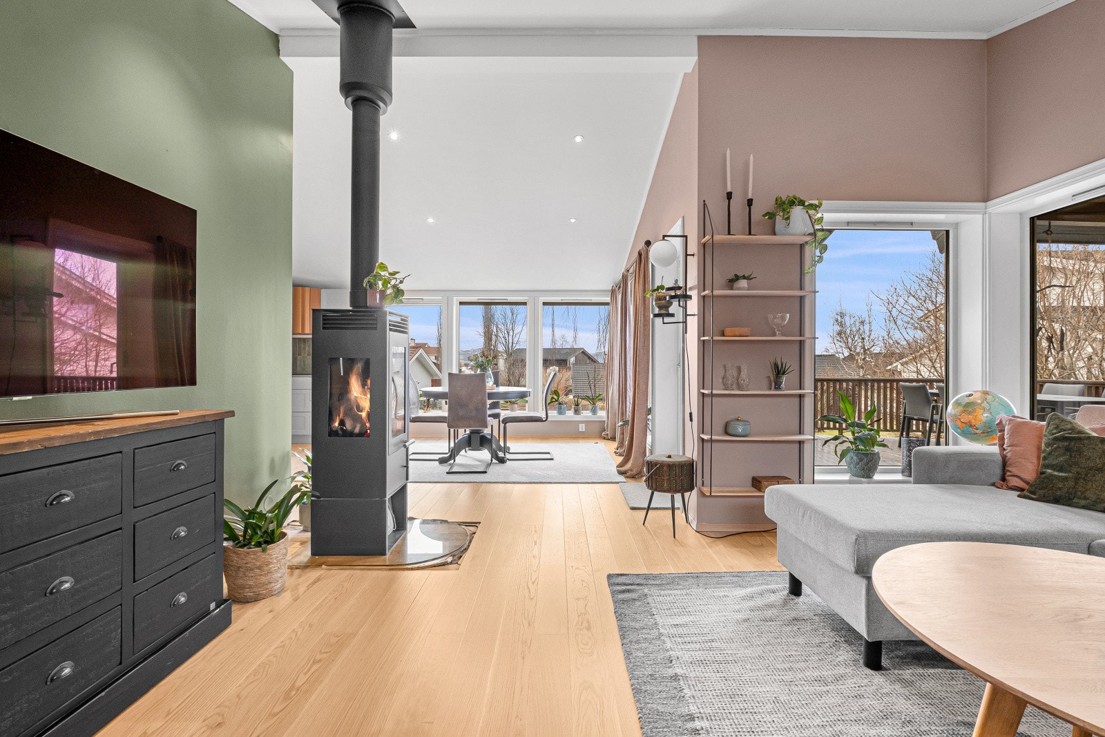 Den åpne planløsningen mellom stue og kjøkken skaper en sosial og luftig atmosfære. Galleribilde