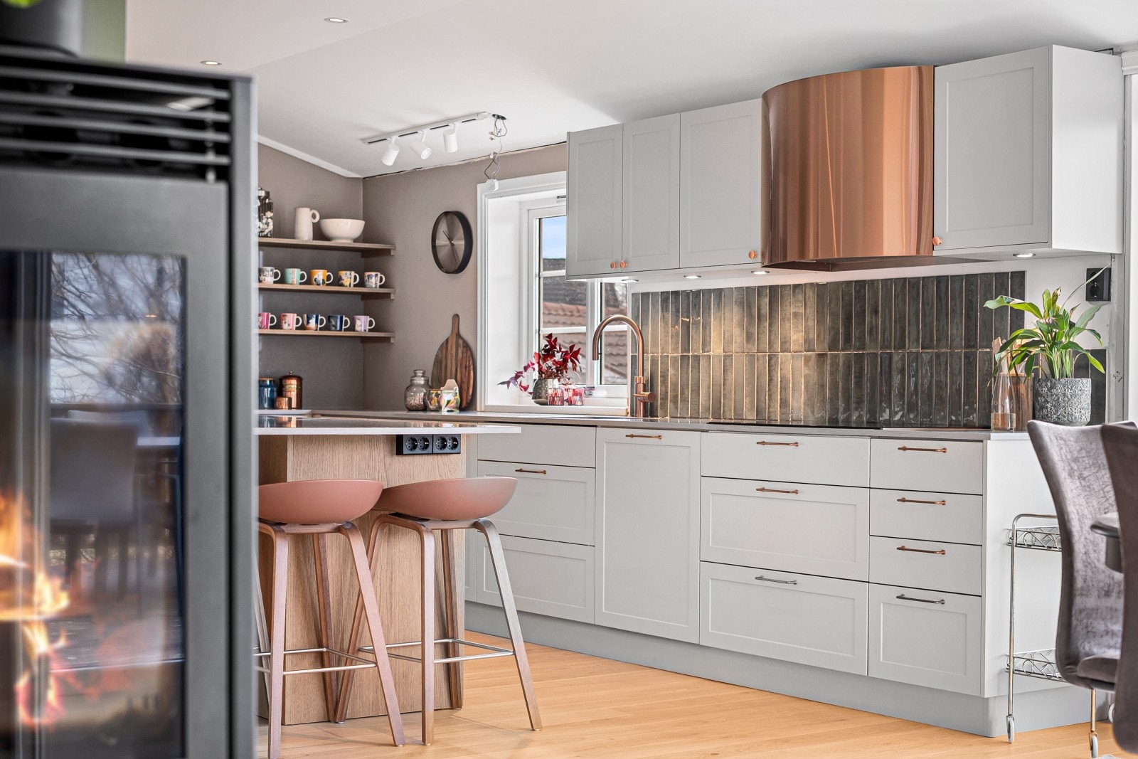 Kjøkkenventilator med avtrekk ut sørger for god utlufting under matlaging. Galleribilde