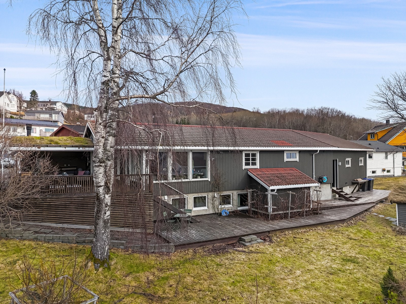 Hagen er pent opparbeidet og omkranser boligen. Galleribilde