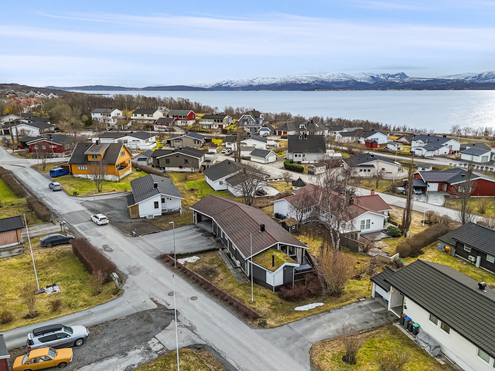 Eiendommen sett fra luften, med fjorden i bakgrunnen. Galleribilde