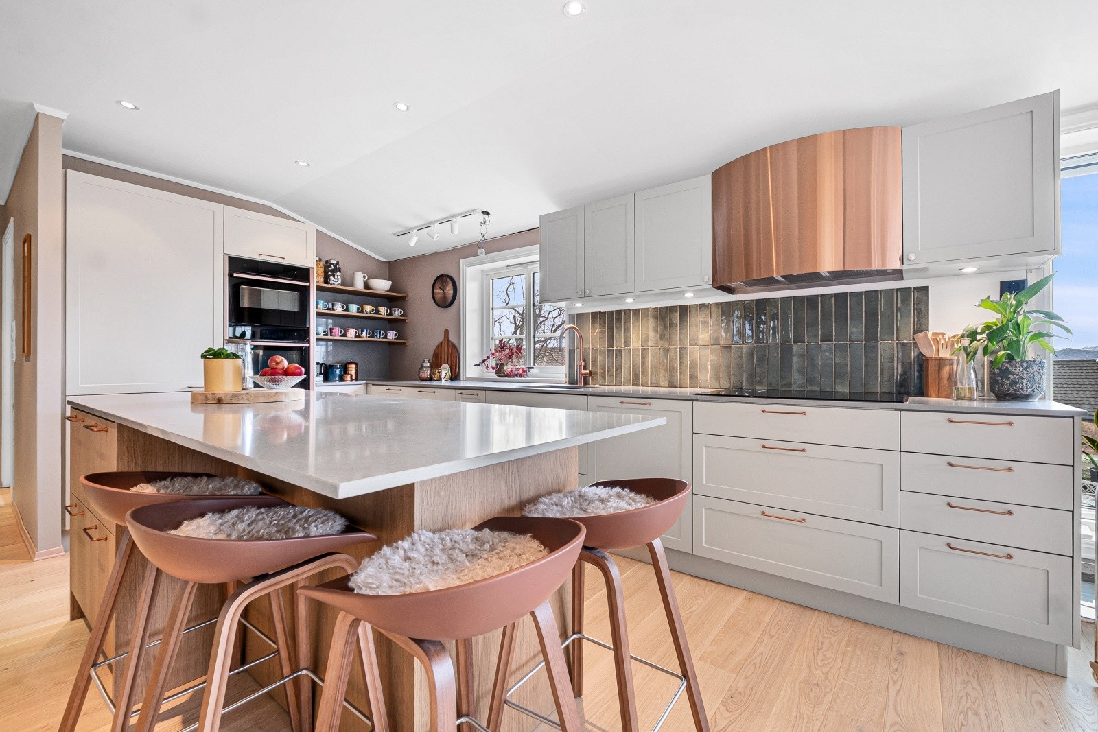 Benkeplaten er i stein, et slitesterkt og stilrent materiale. Galleribilde