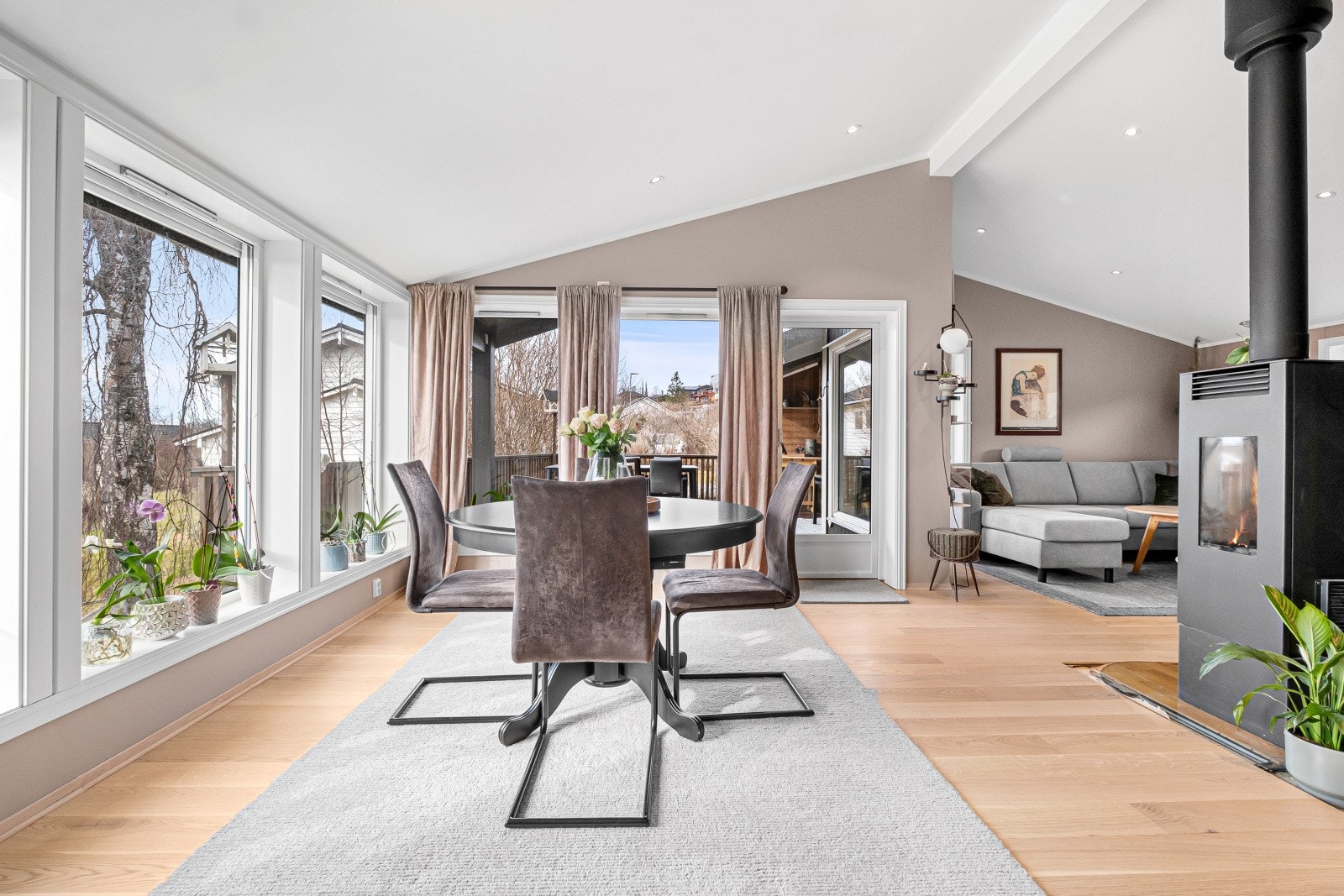 Den åpne løsningen gir en god romfølelse og fleksible møbleringsmuligheter. Galleribilde