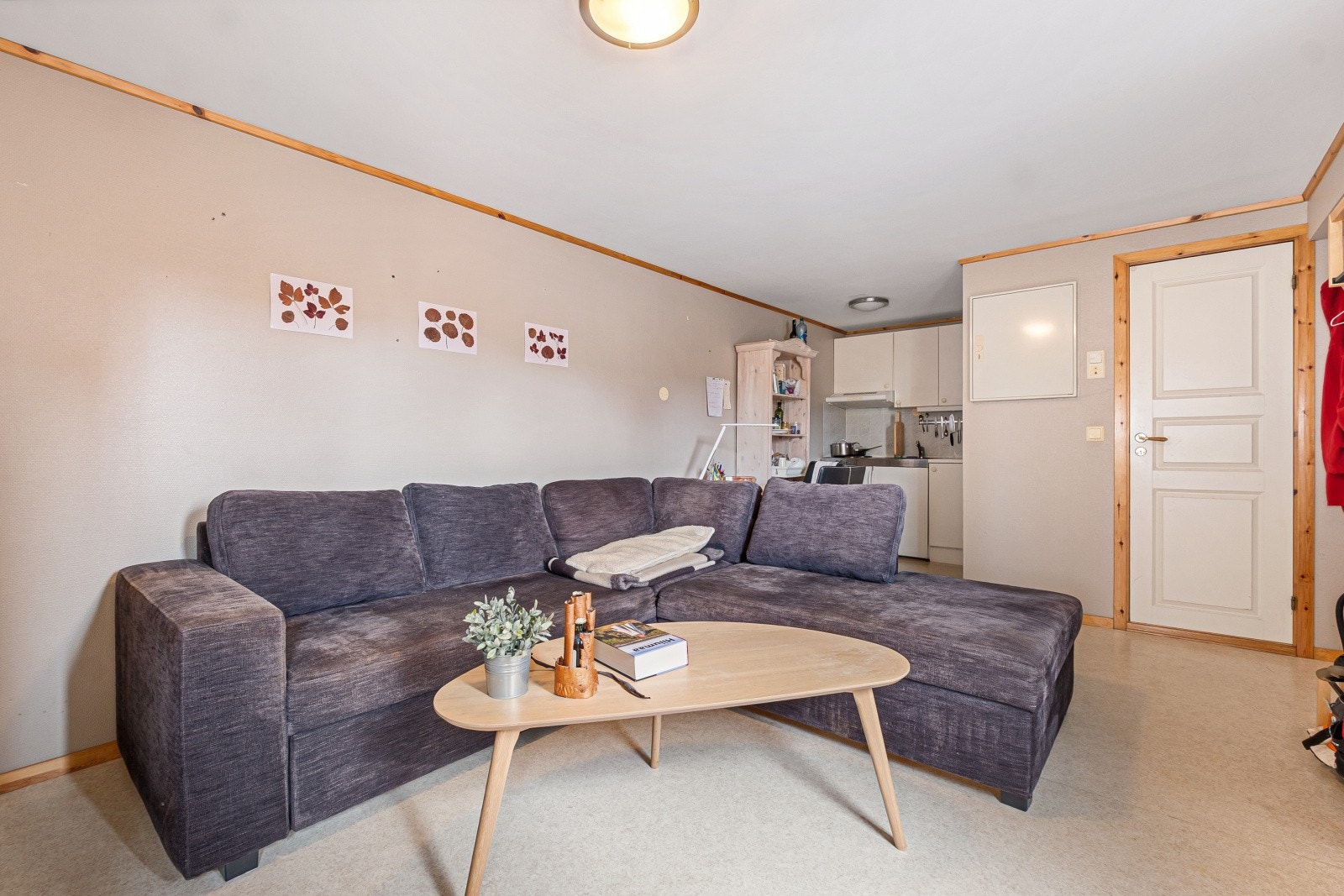 Stuen i utleiedelen har plass til en sofagruppe og spisebord. Galleribilde