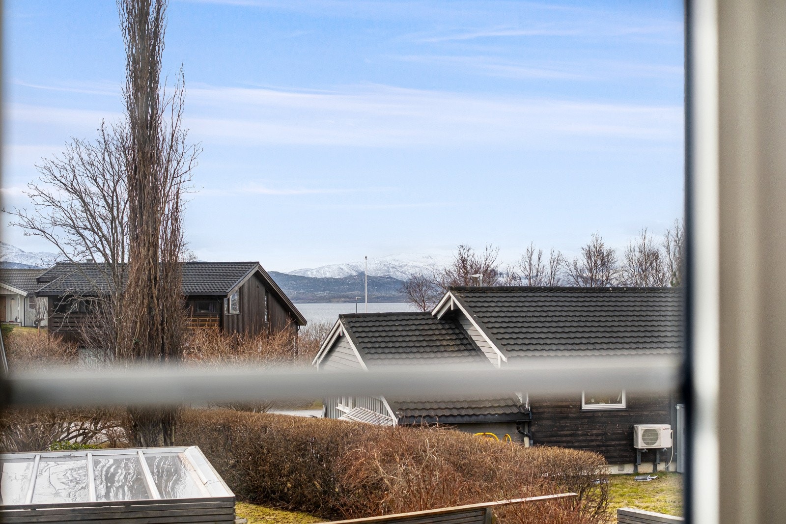 Utsikt fra boligen mot sjøen. Galleribilde