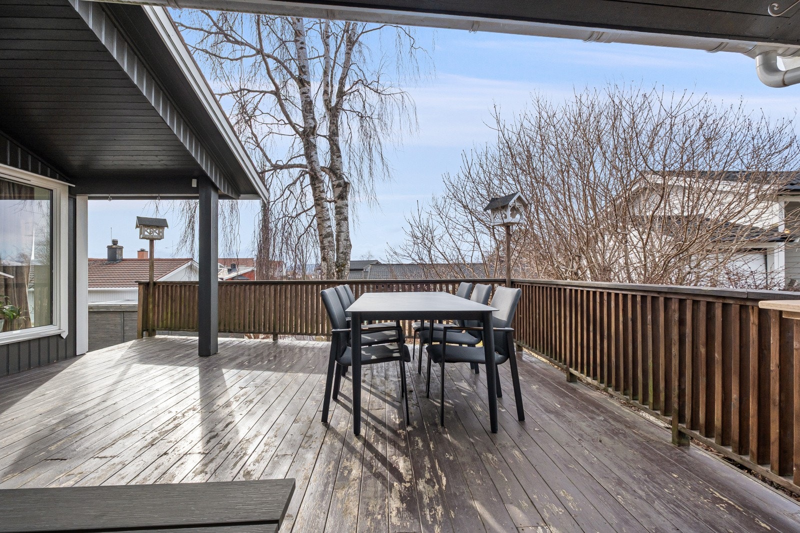 Terrassen har god plass til utemøbler. Galleribilde