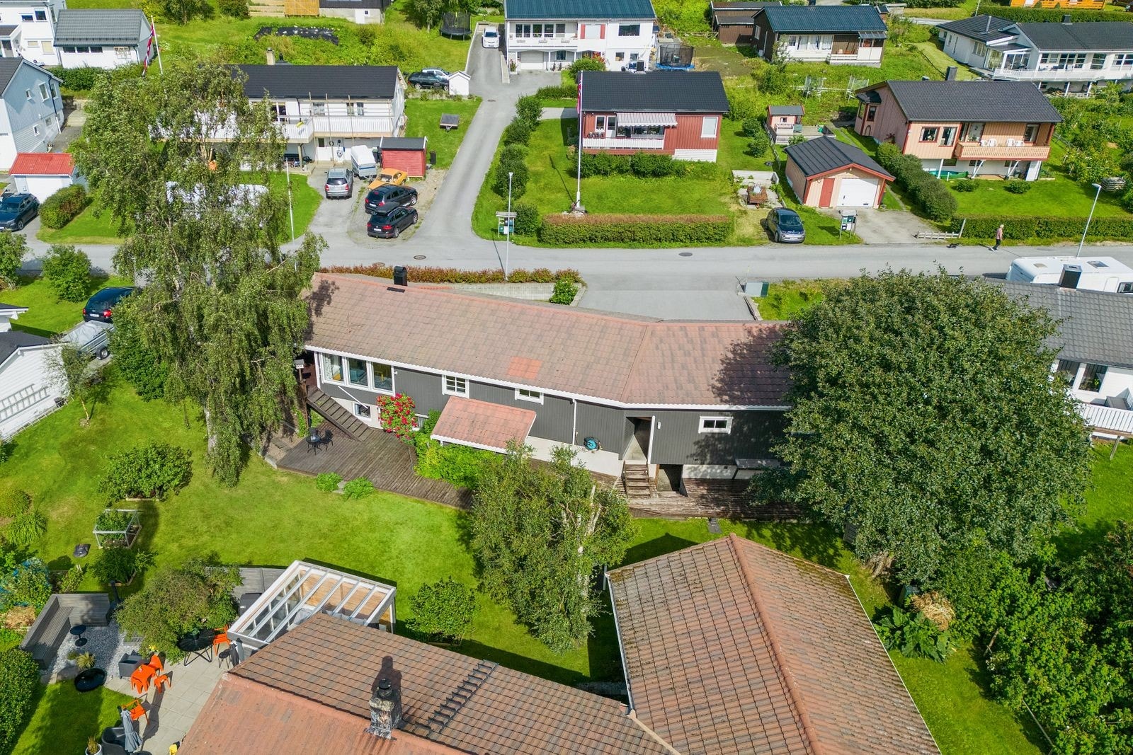 En beliggenhet som passer for deg som ønsker en rolig beliggenhet med nærhet til både natur og byliv. Galleribilde