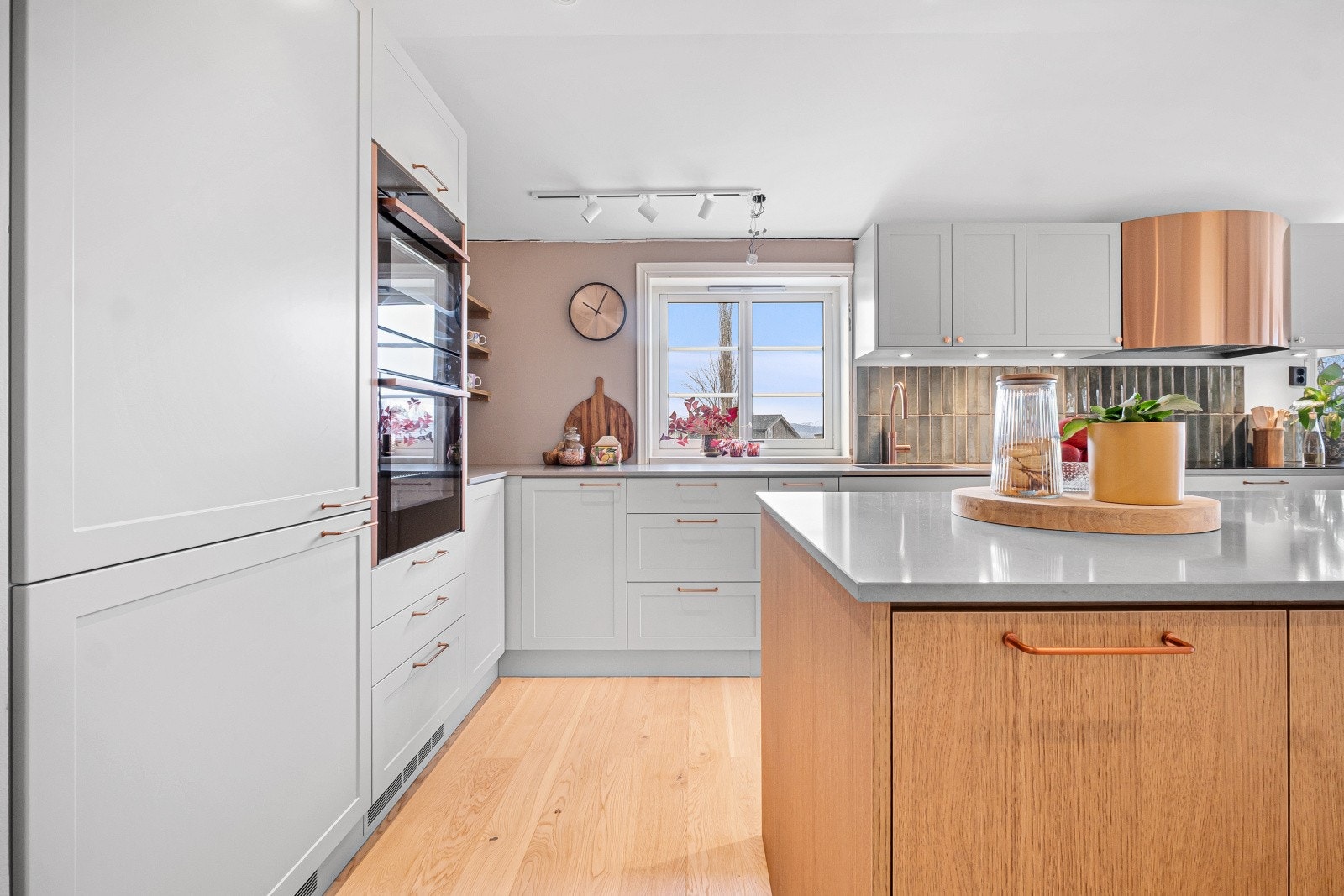 Kjøkkenet er godt utstyrt med integrerte hvitevarer, inkludert kjøl-/fryseskap, oppvaskmaskin, induksjonstopp, mikro og stekeovn. I tillegg er det installert både vannstoppsystem og komfyrvakt. Galleribilde