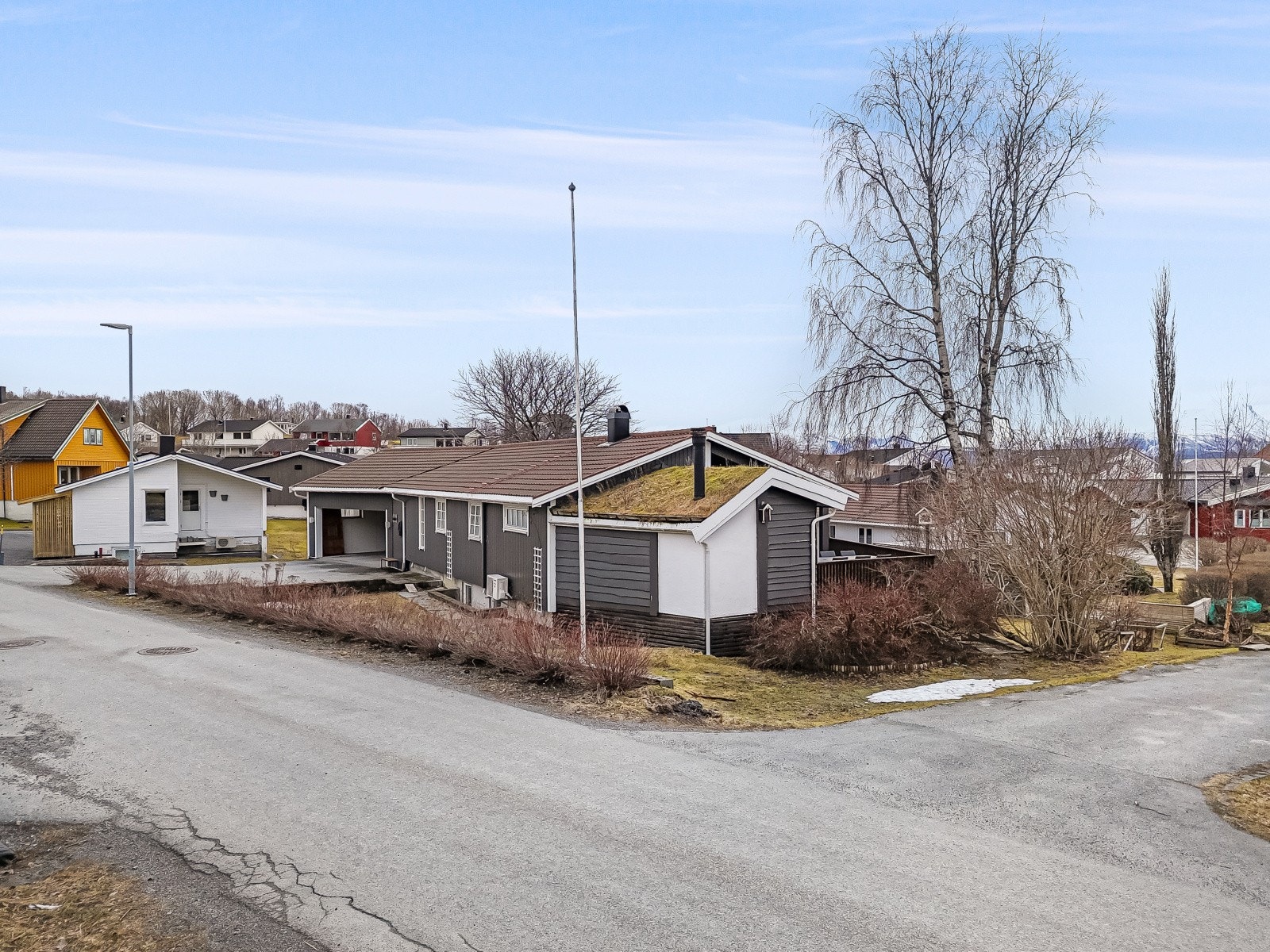 Boligen har en fin plassering i et veletablert nabolag. Galleribilde