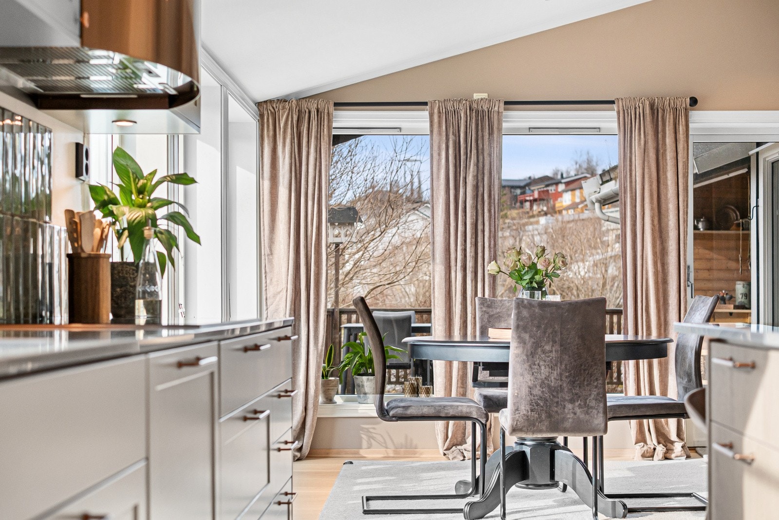 De lyse tonene skaper en harmonisk helhet, mens lekre detaljer tilfører rommet et eksklusivt preg. Galleribilde