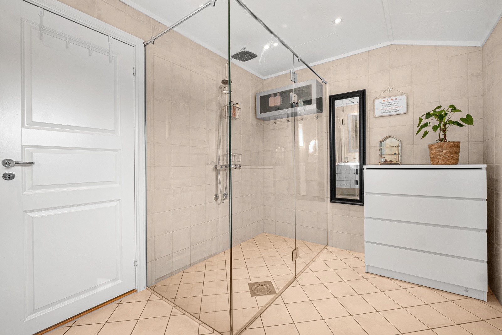 Romslig dusjhjørne med elegante glassvegger. Galleribilde