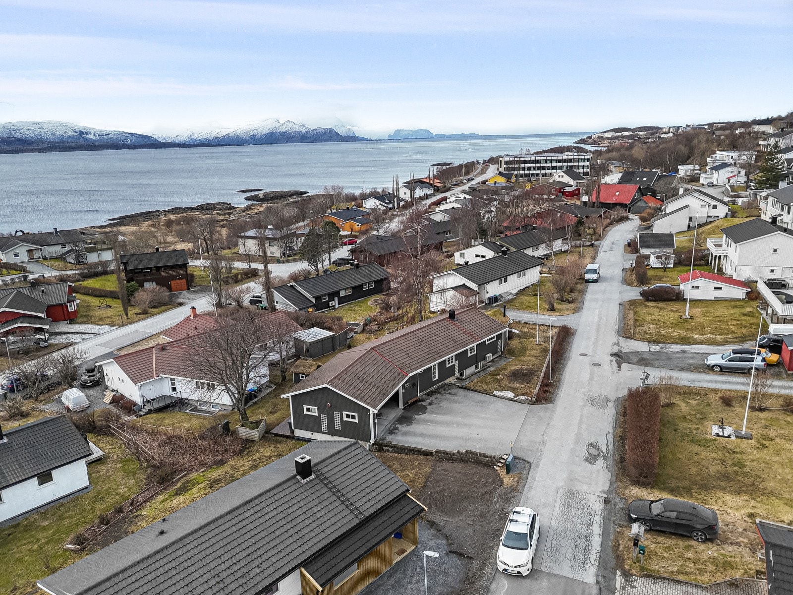 Nærområdet består hovedsakelig av eneboliger. Galleribilde