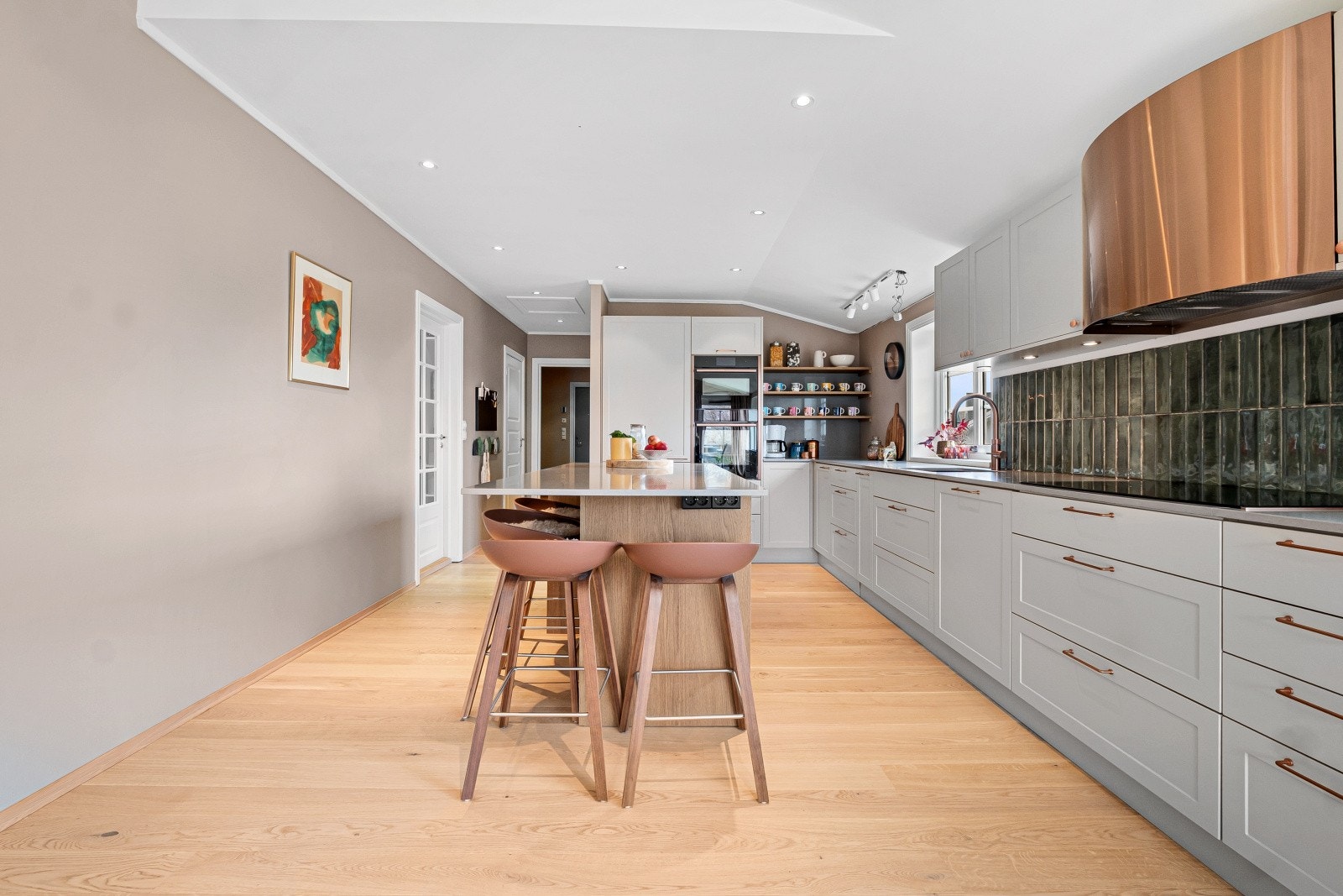 Kjøkkenøya er i finert eik og gir ekstra benkeplass og en hyggelig sitteplass for uformelle måltider. Galleribilde