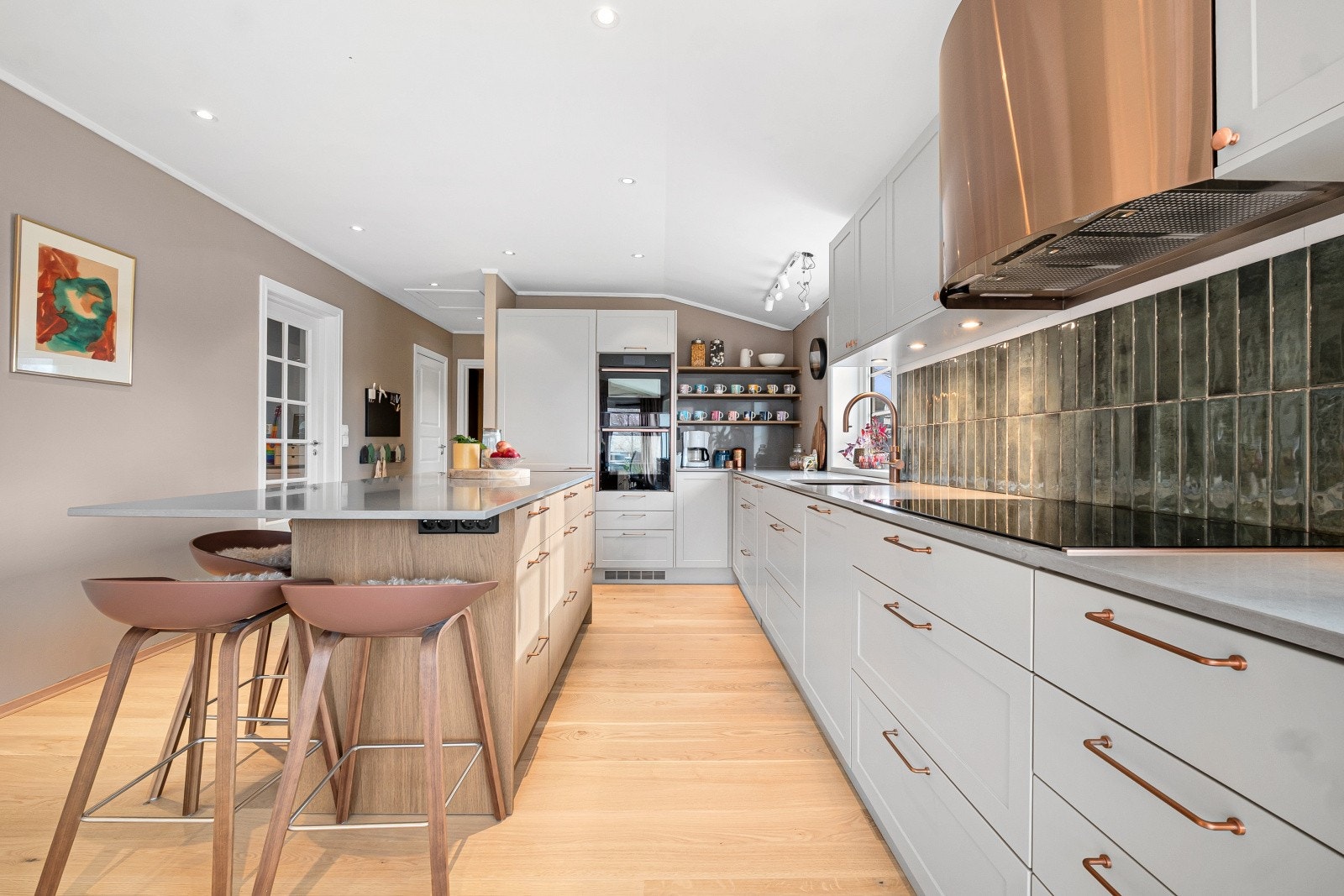 Kjøkkenet er godt utstyrt med rikelig skap- og benkeplass. Galleribilde