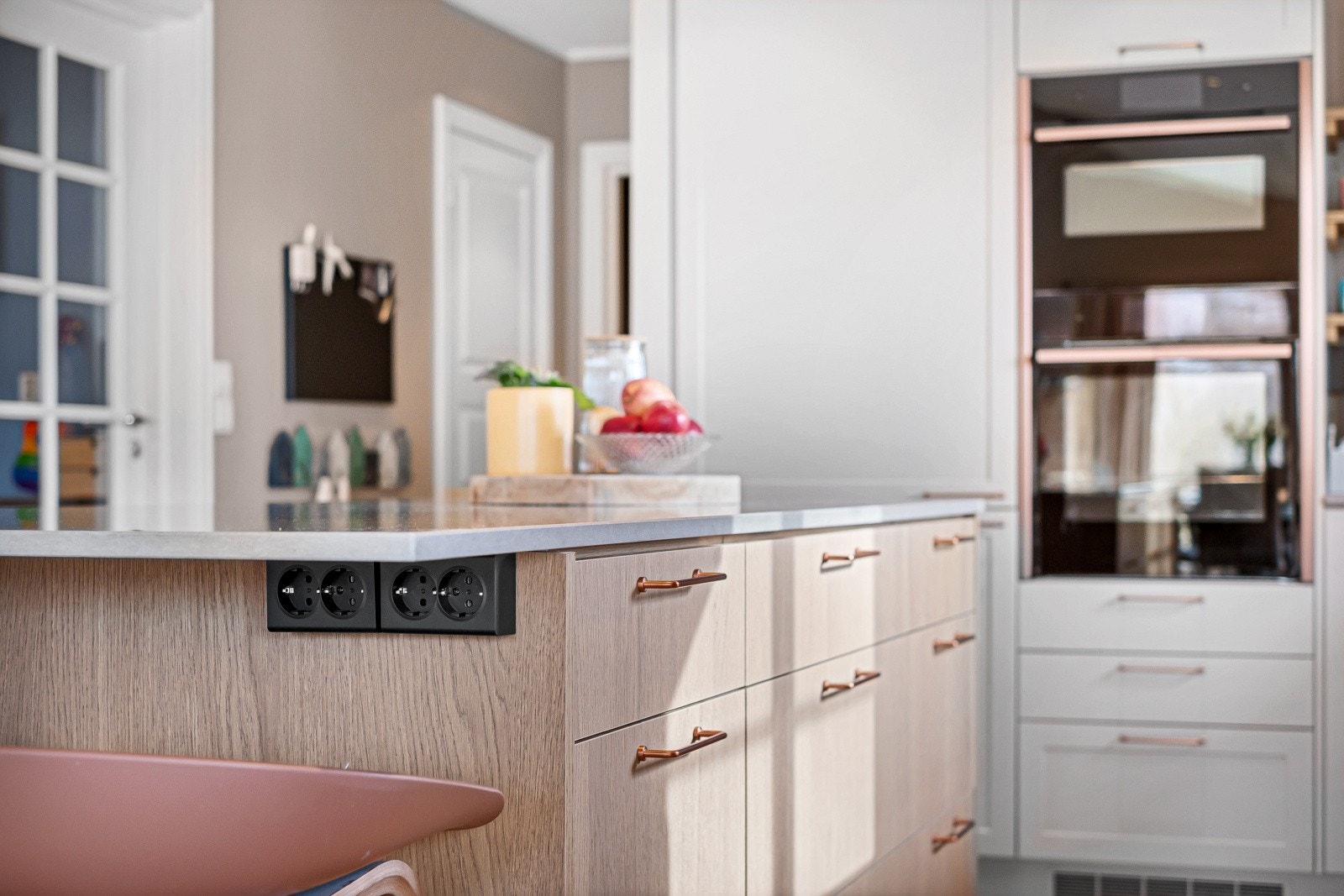 Praktisk med integrerte stikkontakter i kjøkkenøya. Galleribilde