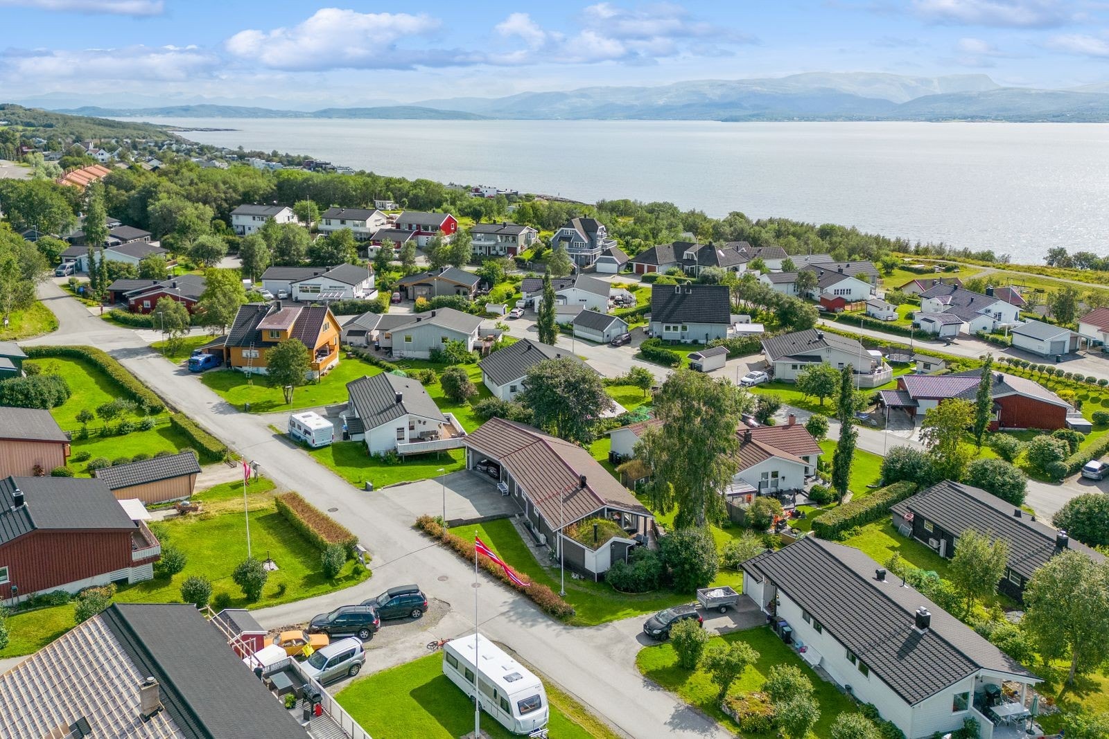 Det er kun en kort kjøretur til Bodø sentrum med et rikt utvalg av servicetilbud. Galleribilde