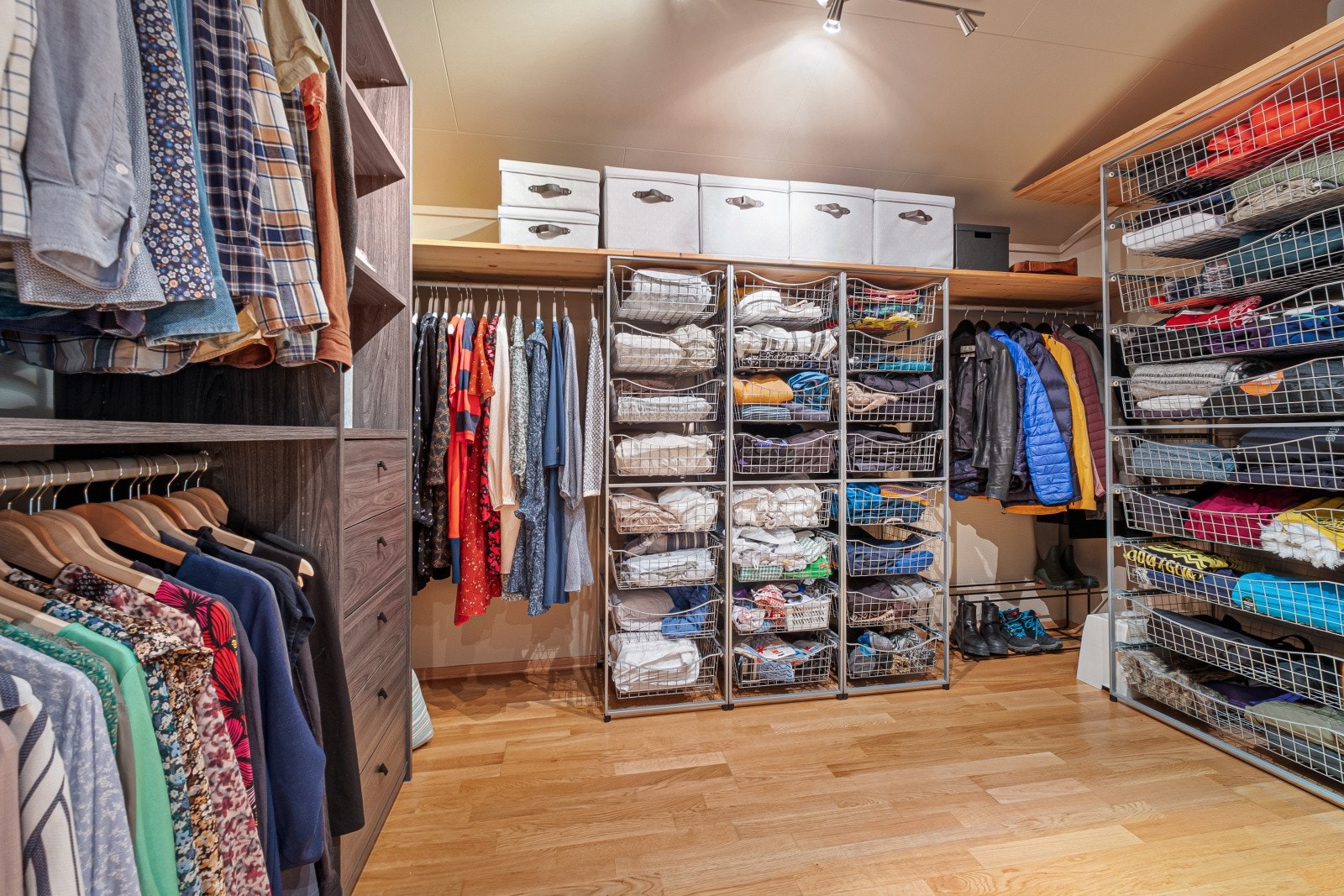 I tilknytning til entréen er det etablert en svært romslig garderobeløsning/walk-in closet. Galleribilde