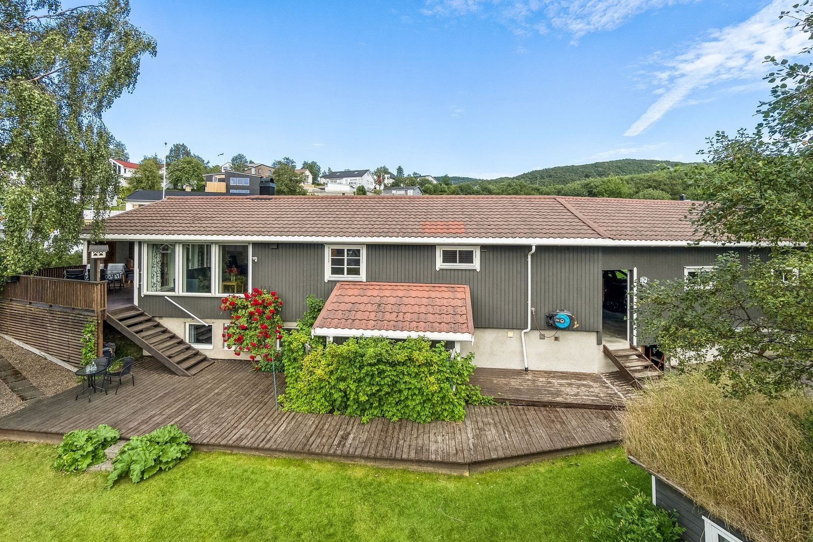 Store uteområder med terrasse- og balkong, perfekt for sosiale sammenkomster. Galleribilde