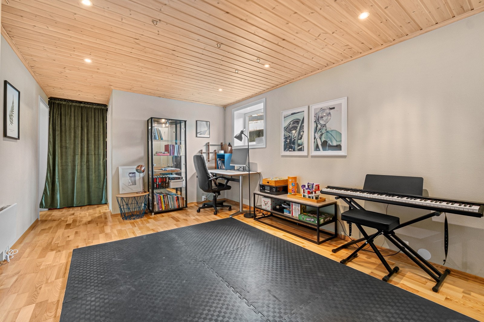 Kjellerstuen er et fleksibelt rom, ideelt som TV-stue, lekerom eller kontor. Galleribilde