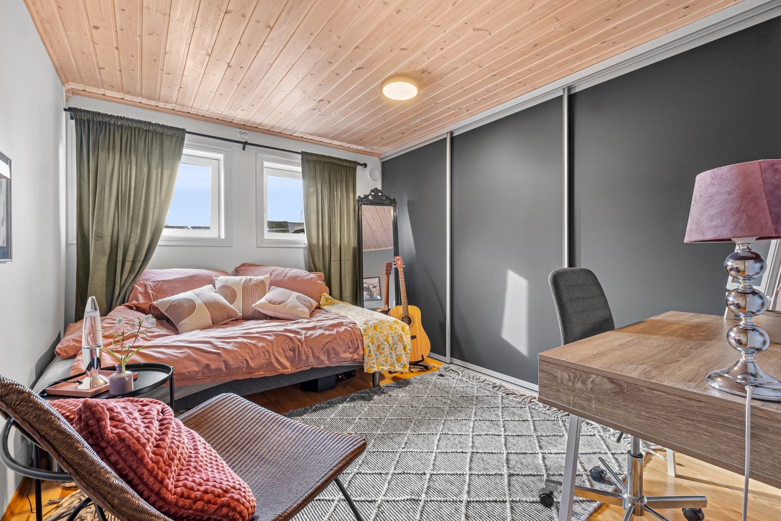 Begge rommene har god plass til seng, nattbord og kommode, og oppleves som funksjonelle og lett møblerbare. Galleribilde