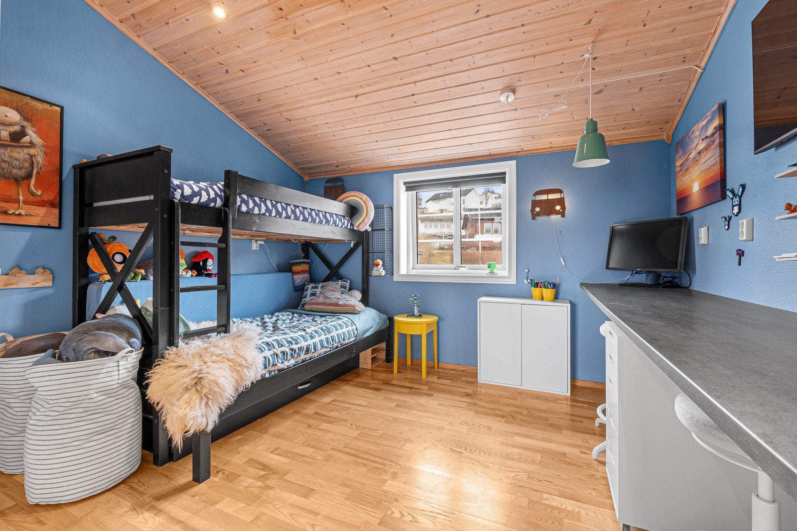 Her er det plass til både seng, nattbord og garderobeskap eller kommode, noe som gir fleksibilitet til å tilpasse rommene etter behov. Galleribilde