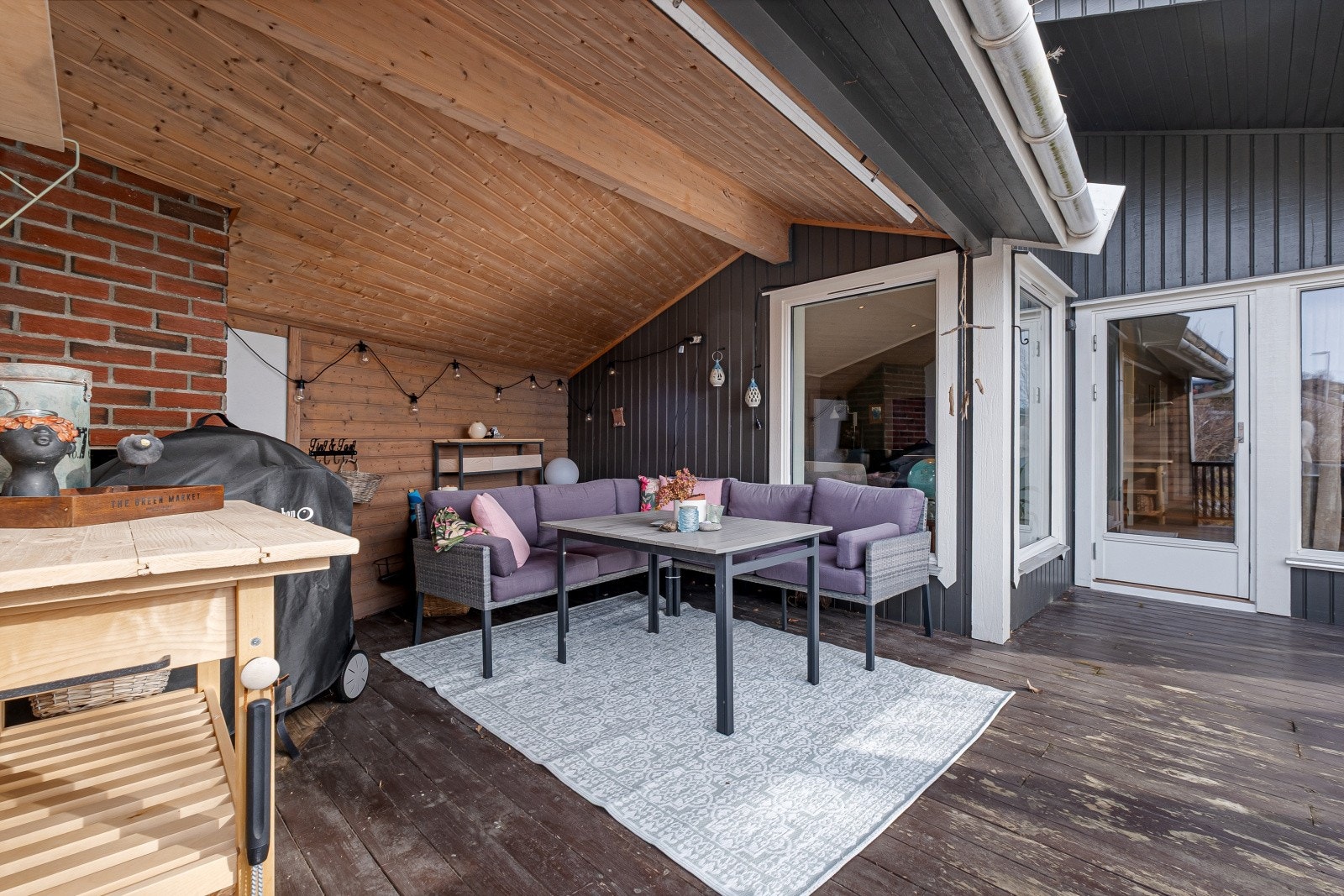 Her kan man nyte lange sommerkvelder utendørs. Galleribilde