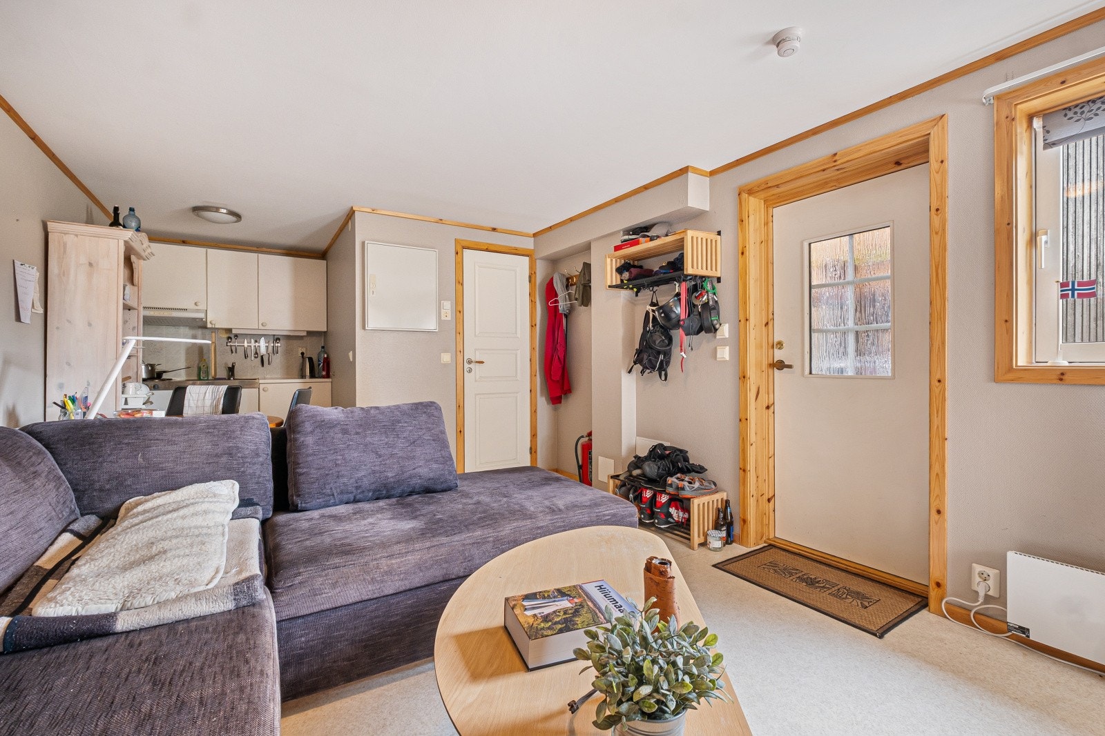 Utleiedelen fremstår som en praktisk og funksjonell enhet med stue og kjøkken i åpen løsning. Løsningen er en effektiv utnyttelse av plassen. Galleribilde