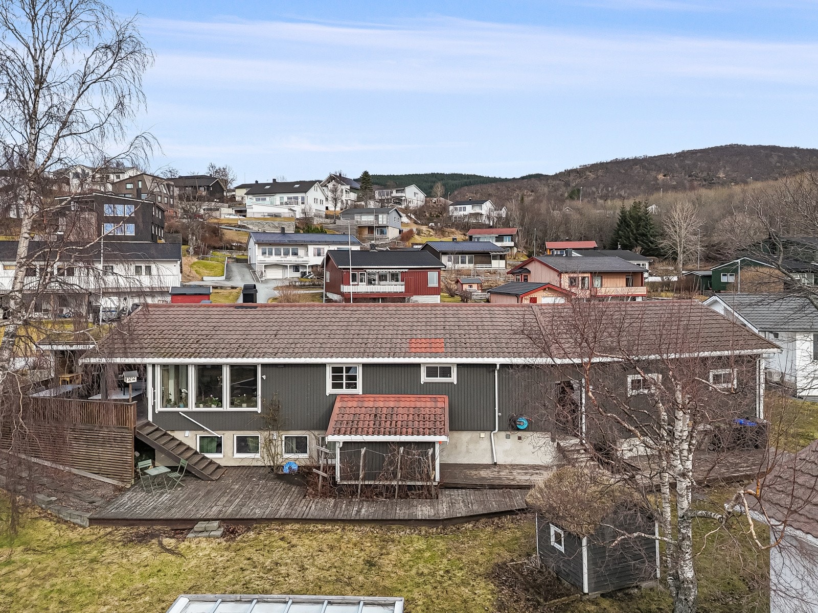 Oversikt over eiendommen og de fine uteområdene. Galleribilde