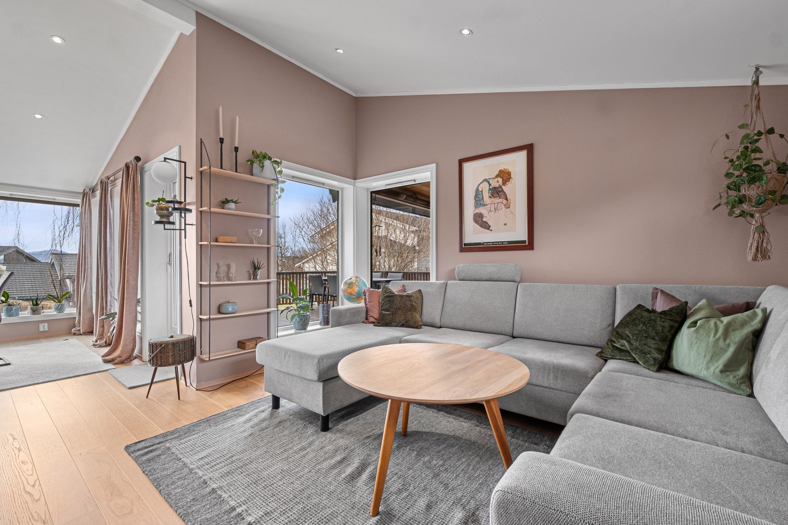 De store vindusflatene slipper inn rikelig med naturlig lys og fremhever den gode takhøyden, noe som skaper en luftig og romslig atmosfære Galleribilde