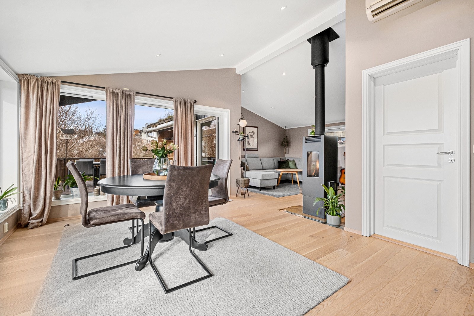 Spisestuen fungerer som et naturlig bindeledd mellom kjøkkenet og stuen. Galleribilde