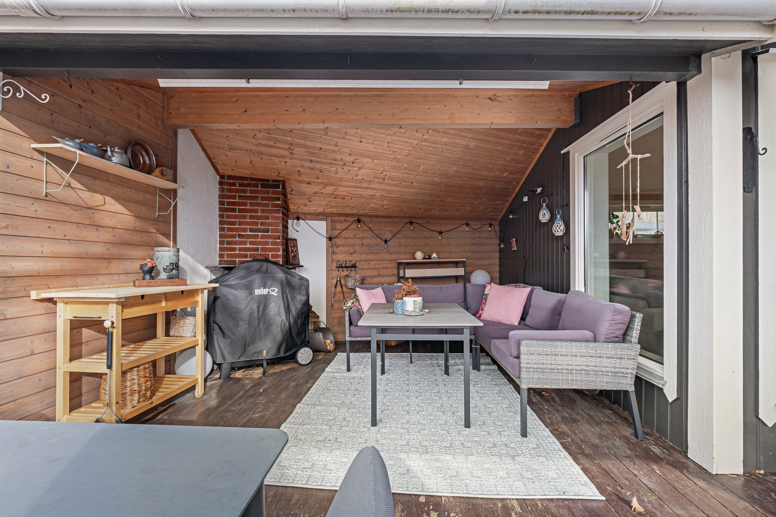 En del av terrassen er overbygd, noe som skaper en lun og skjermet uteplass. Galleribilde