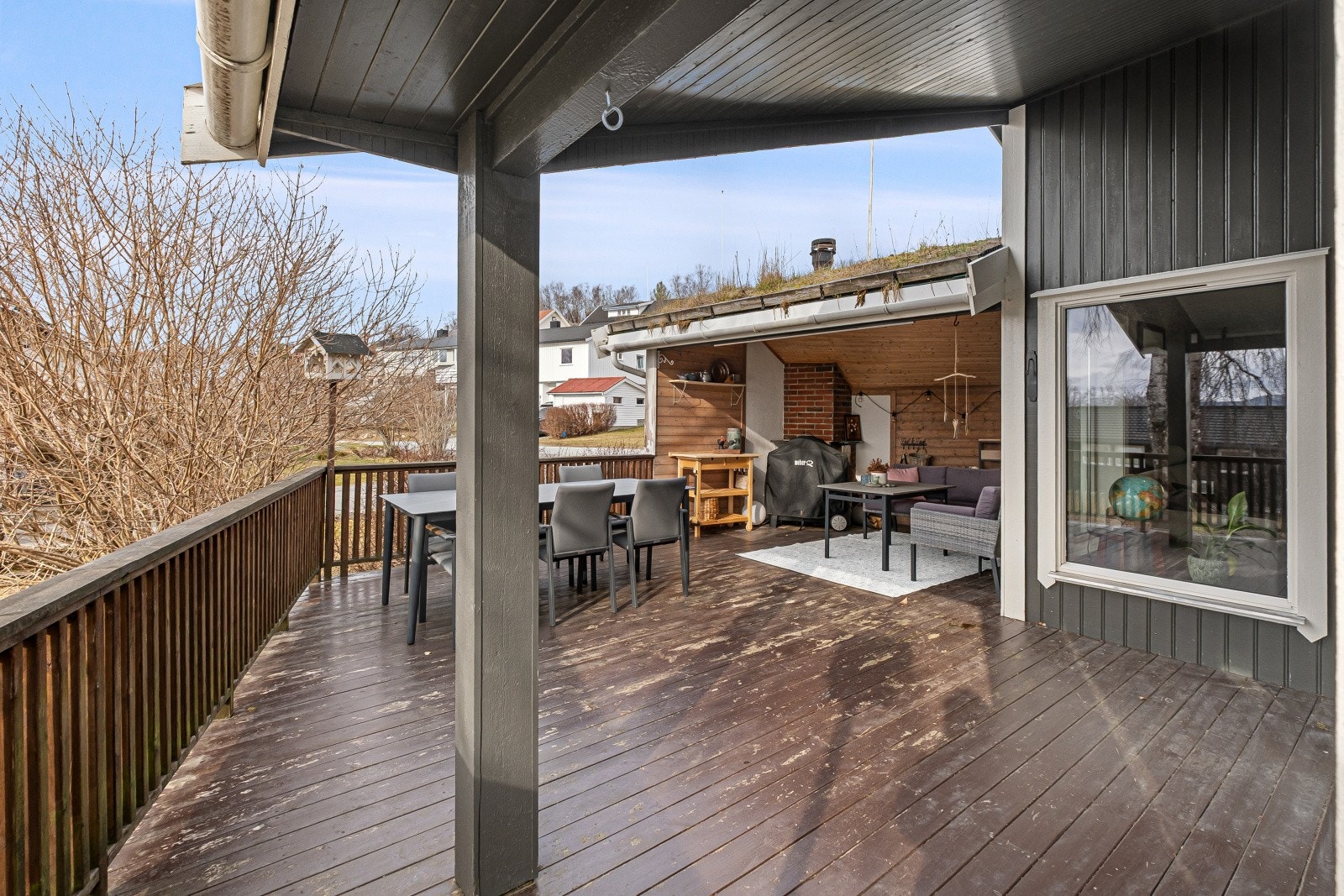 Den store terrassen er en flott forlengelse av stuen. Galleribilde