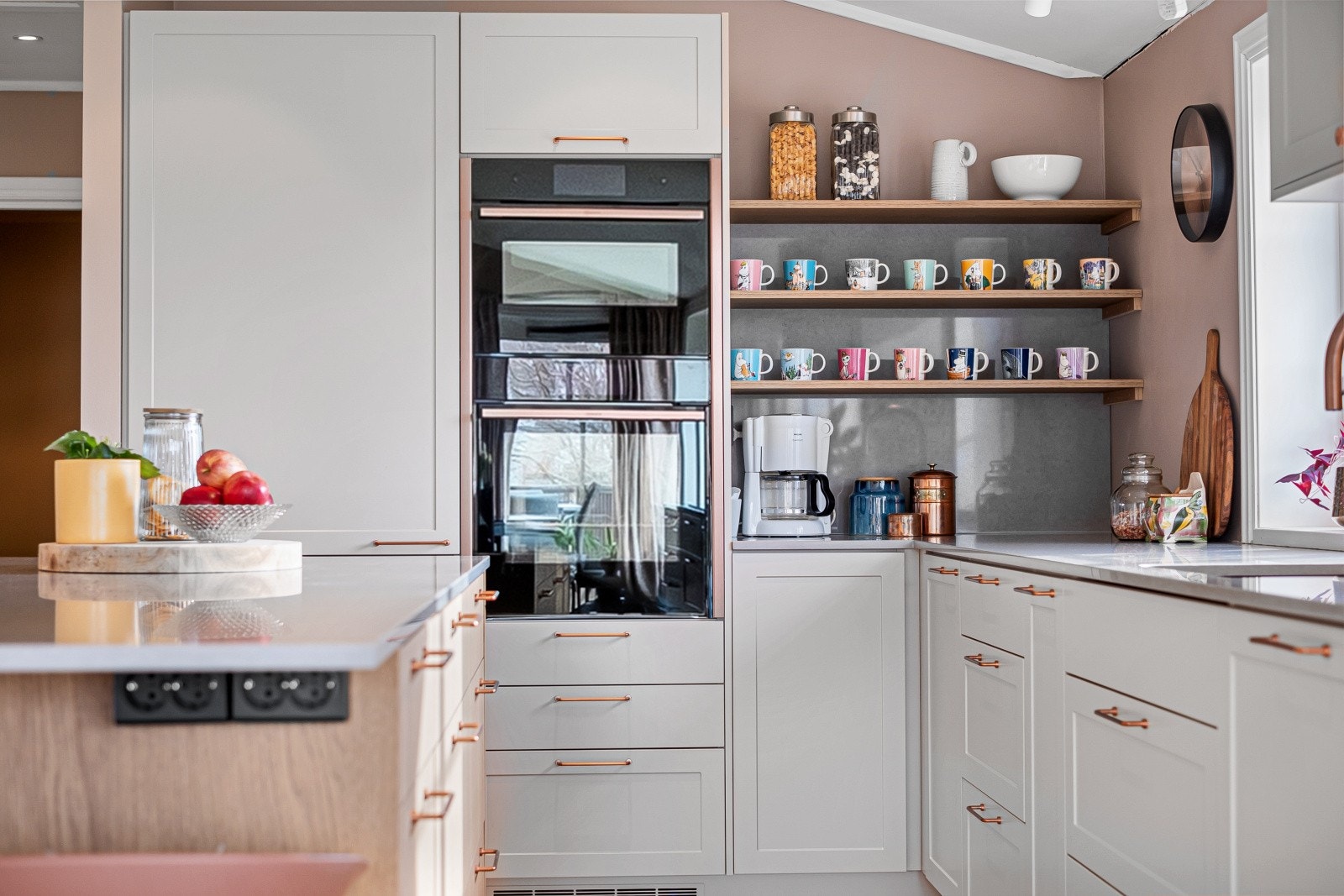 Kjøkkenet fremstår moderne og stilrent, med innredning i glatte fronter som gir et tidløst og elegant uttrykk. Galleribilde