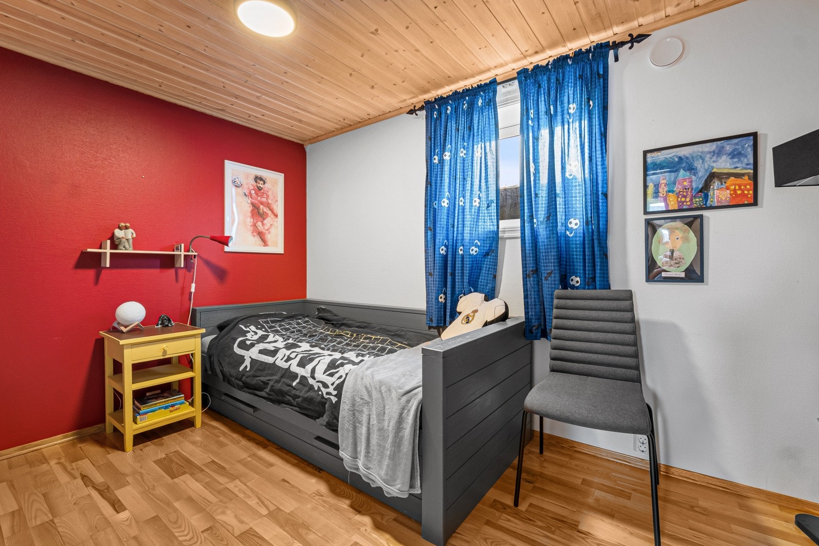 Soverommene er i tillegg utstyrt med skyvedørsgarderober, som gir rikelig med oppbevaringsplass. Galleribilde