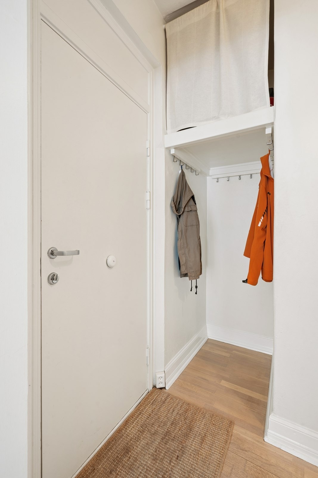 Her er det knaggrekke for oppheng av jakker, hylle over for ekstra lagringsplass. Løsningen er arealeffektiv og bidrar til å holde inngangspartiet ryddig og oversiktlig. Galleribilde