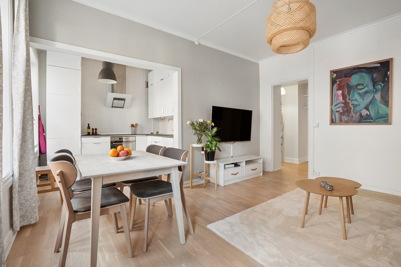 Dette er en lys og tiltalende 3-roms leilighet med ettertraktet beliggenhet på Tøyen. Boligen inneholder entré, bad, to gode soverom og en romslig stue med delvis åpen løsning til kjøkkenet. Galleribilde