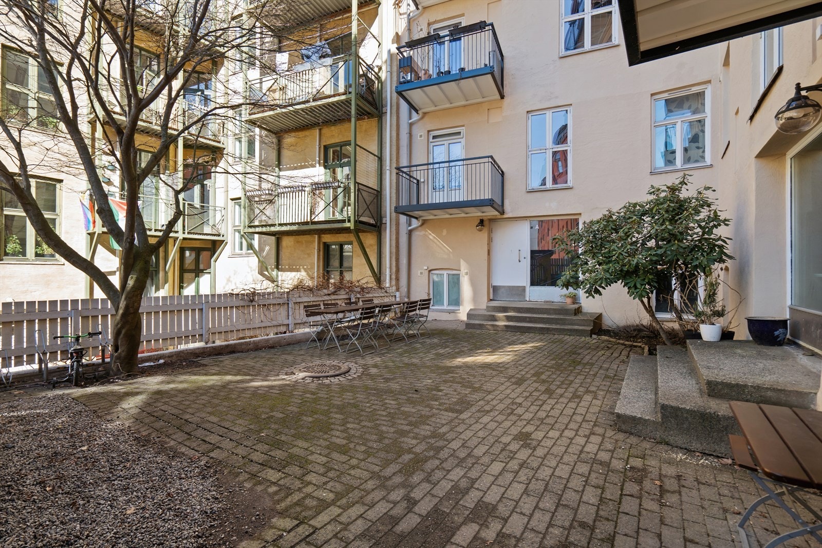 Koselig bakgård. Galleribilde