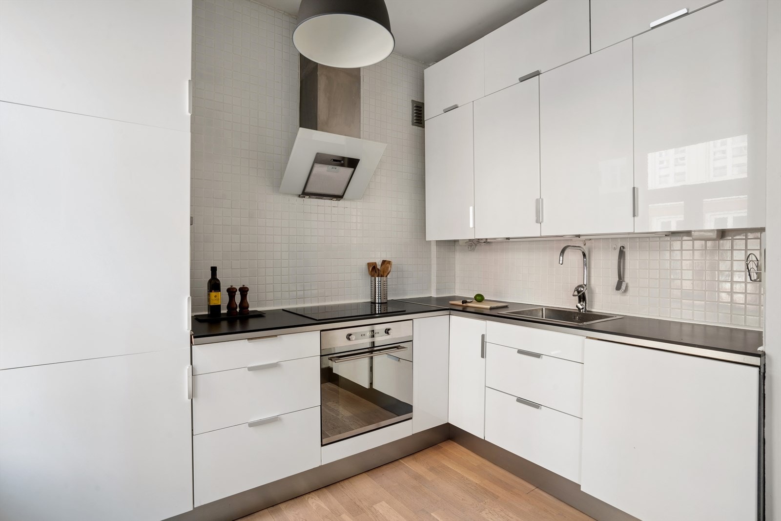 Kjøkkenet er godt utnyttet med gode arbeidsflater og smarte oppbevaringsløsninger. Innredningen er utstyrt med integrerte hvitevarer som stekeovn, induksjonstopp og oppvaskmaskin, samt kombinert kjøle- og fryseskap. Galleribilde