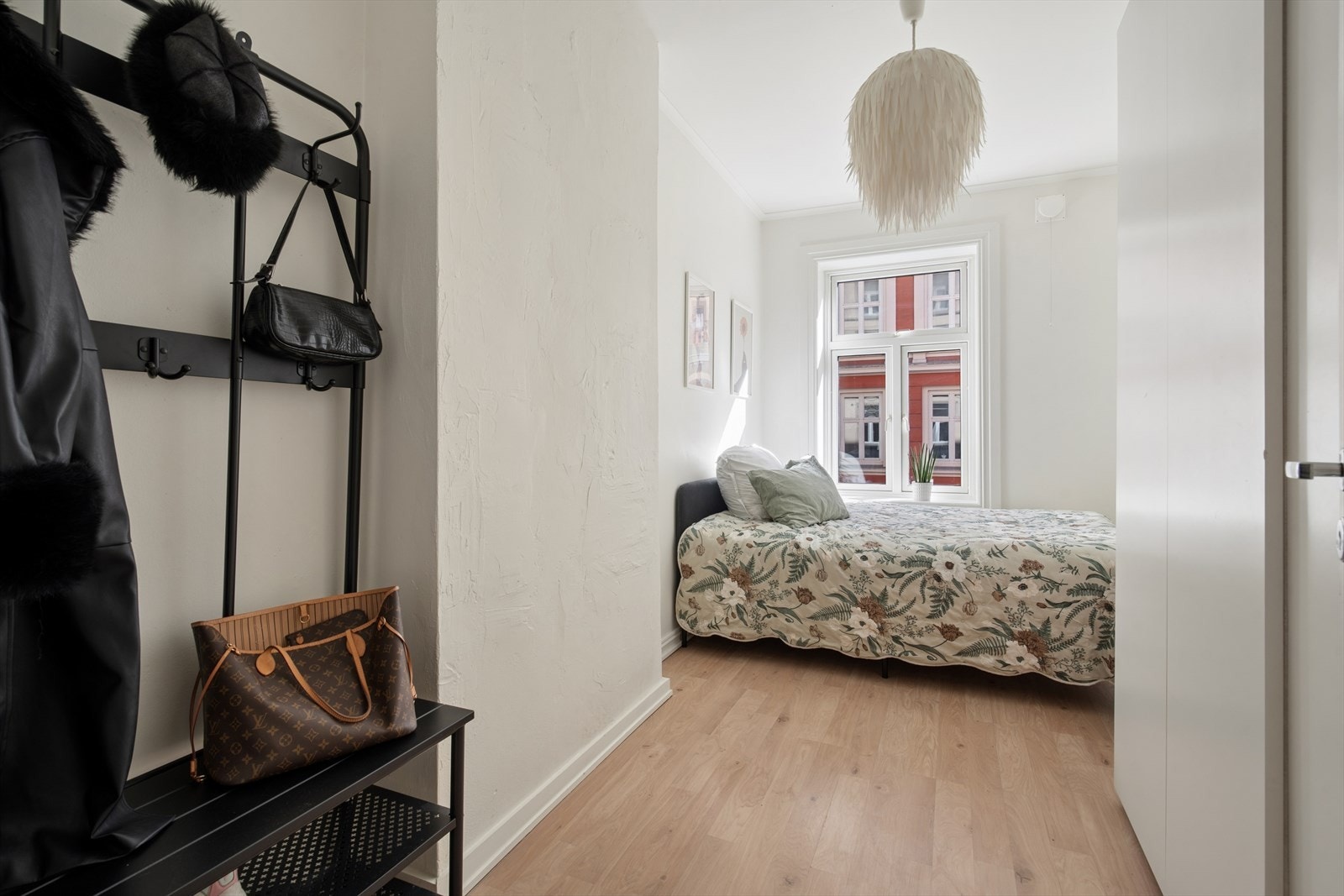 Hovedsoverommet er romslig og har god plass til dobbeltseng med tilhørende nattbord, samt garderobeskap med gode oppbevaringsmuligheter. Galleribilde