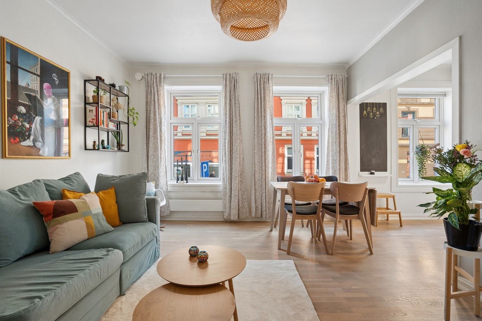 Den delvis åpne stue- og kjøkkenløsningen gir en naturlig flyt mellom oppholdsrommene og gode møbleringsmuligheter. Galleribilde