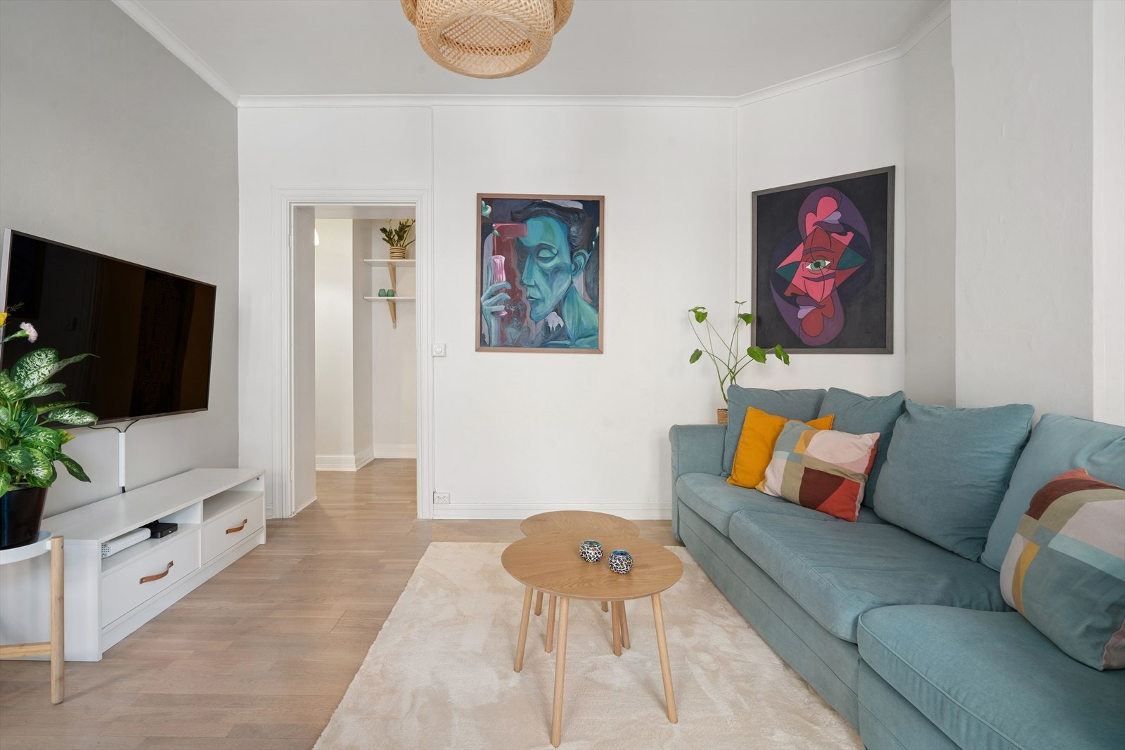 Stuen har gode møbleringsmuligheter med plass til sofagruppe og TV-løsning. Galleribilde