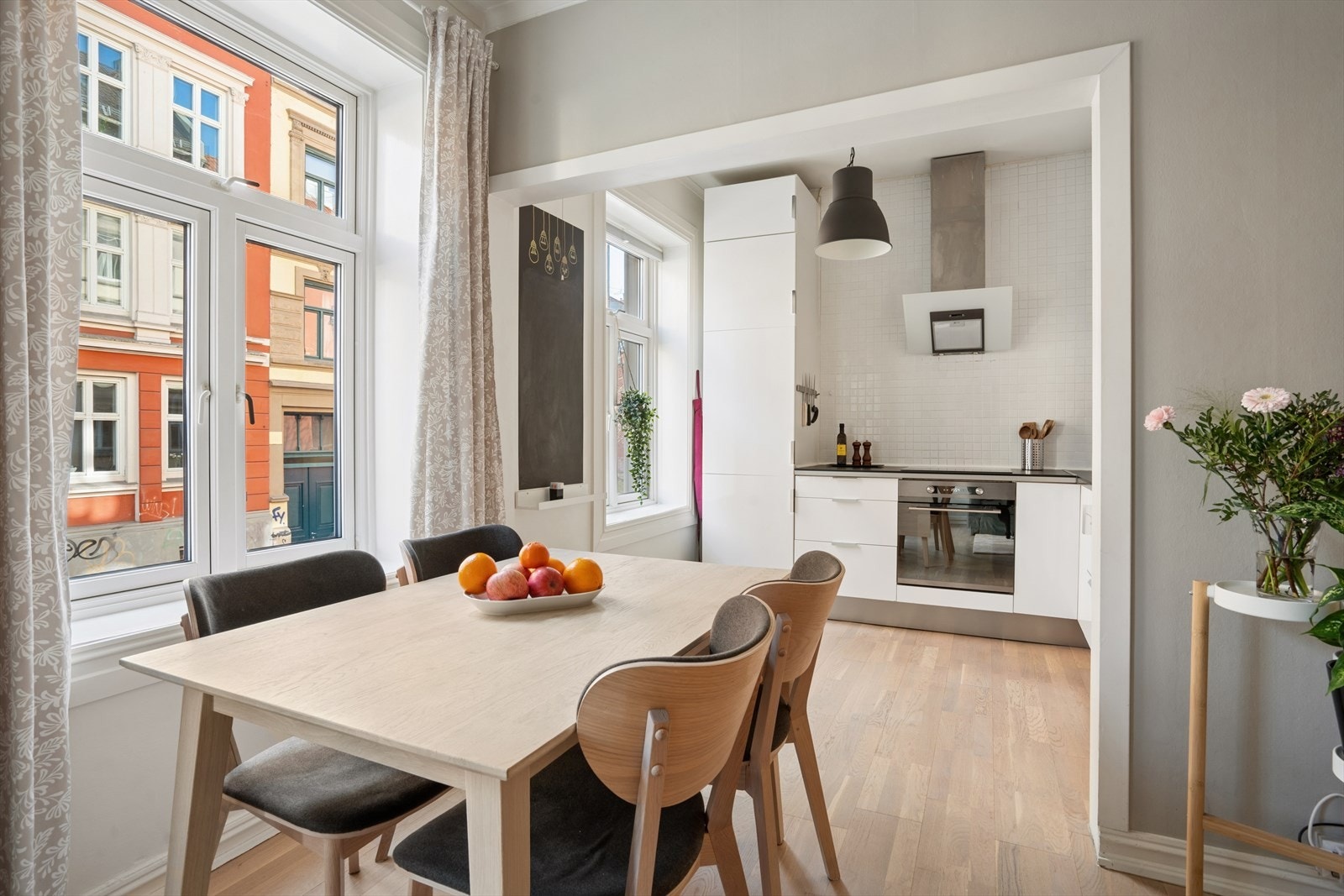 Spiseområdet fungerer som en naturlig romdeler mellom kjøkken og stue, samtidig som løsningen oppleves åpen og luftig. Galleribilde