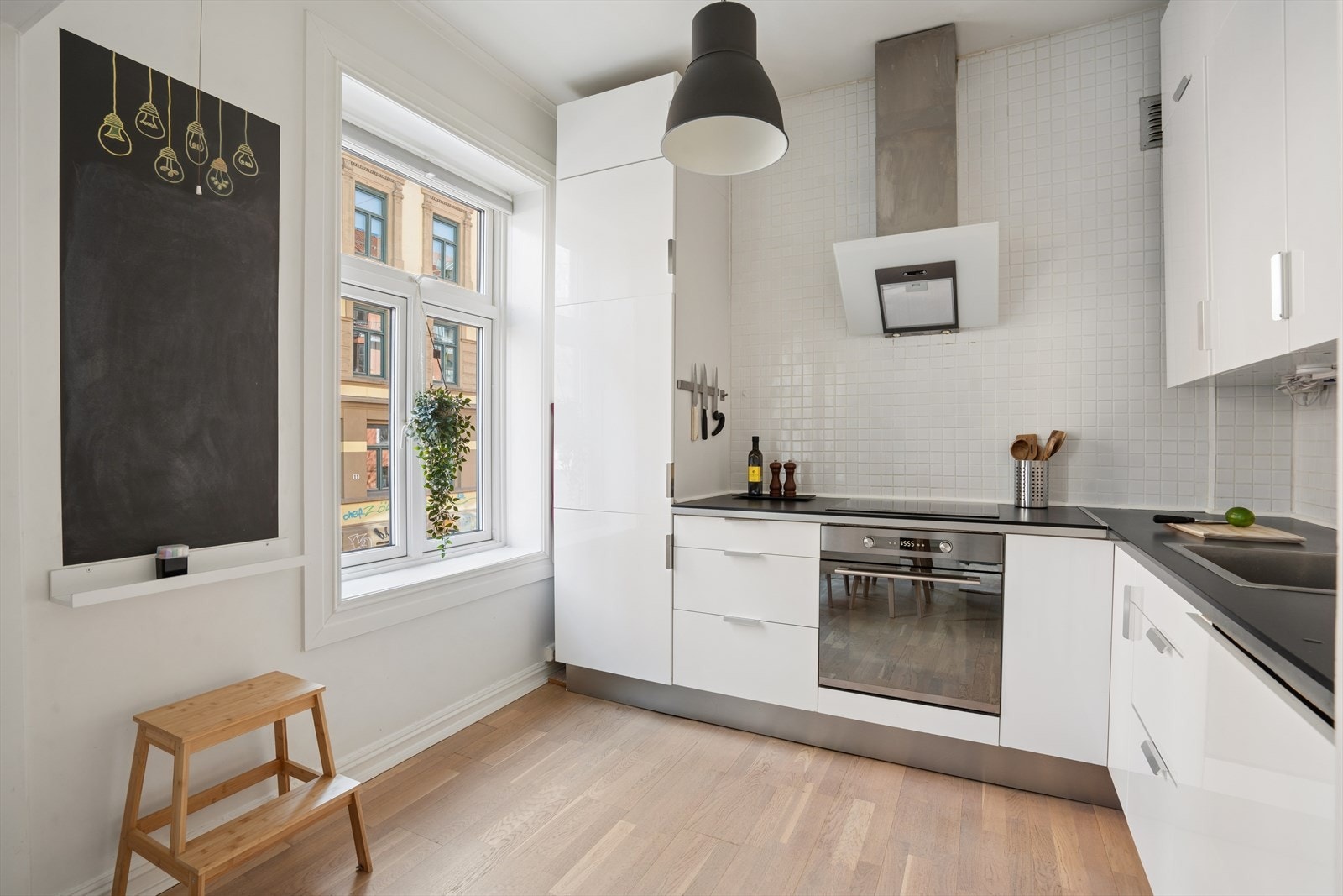 Delikat og funksjonelt IKEA kjøkken pusset opp i 2012, med slette høyglansfronter og laminat benkeplate som gir et stilrent uttrykk. Flislagt bakvegg og integrert belysning under overskap bidrar til en gjennomført og praktisk løsning. Galleribilde